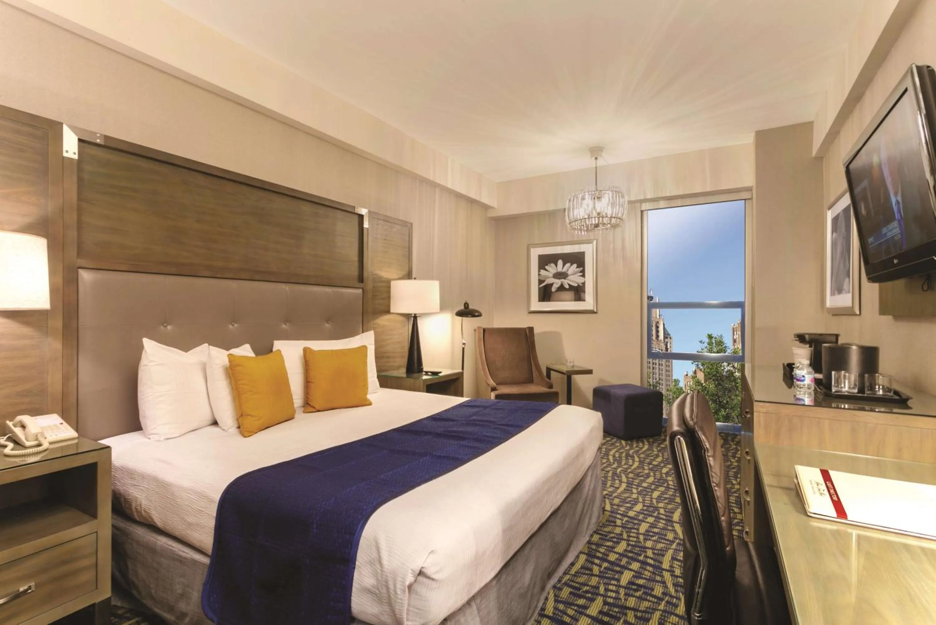 Photo of the whole room, Bed in Robert Treat Hotel