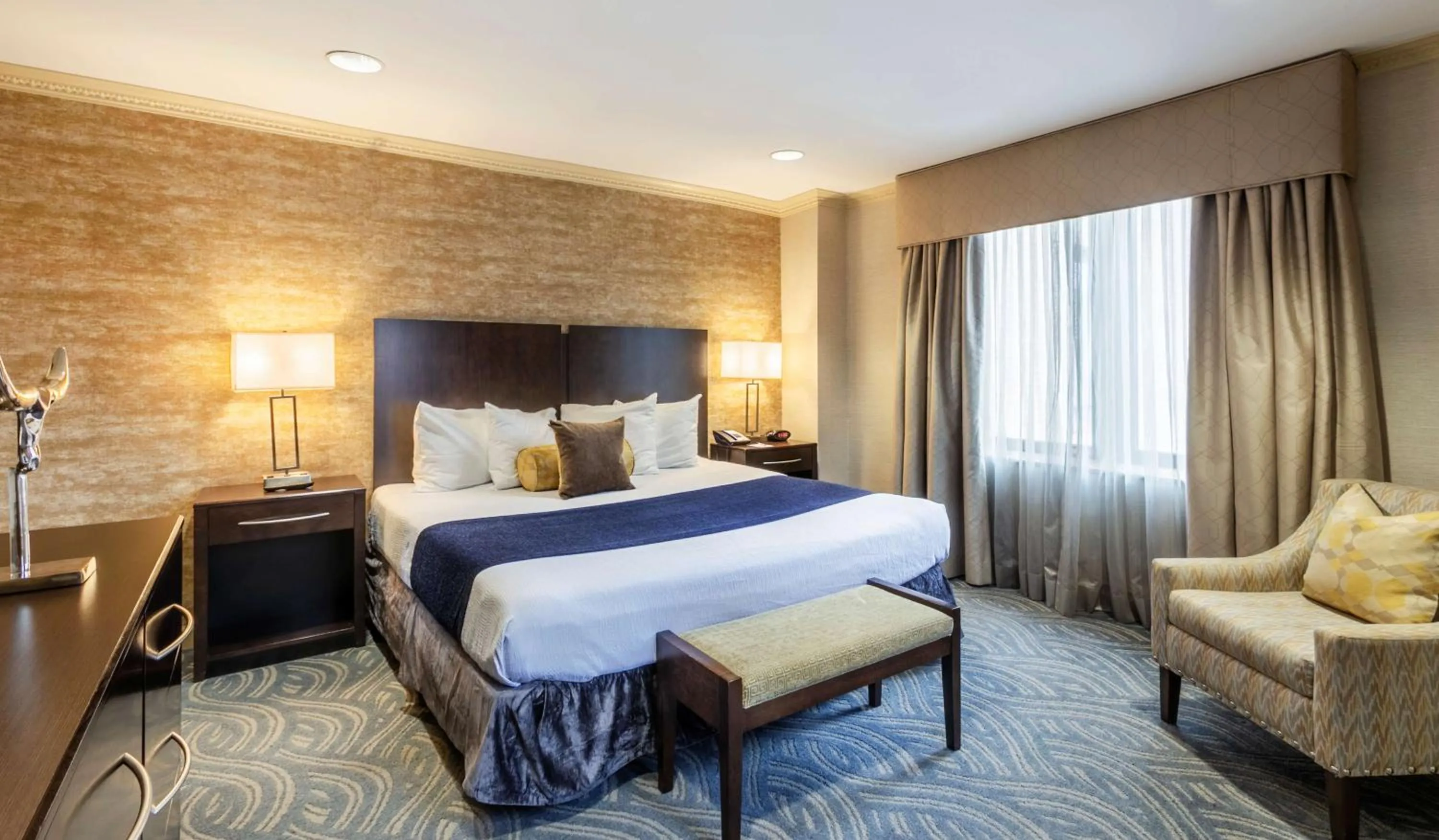 Photo of the whole room, Bed in Robert Treat Hotel