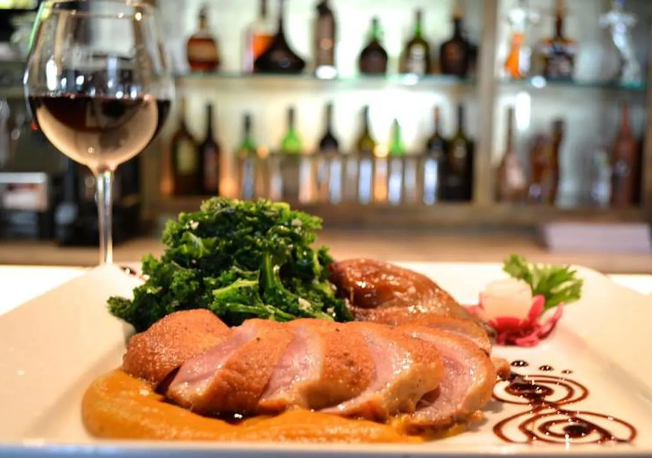 Restaurant/places to eat in Robert Treat Hotel