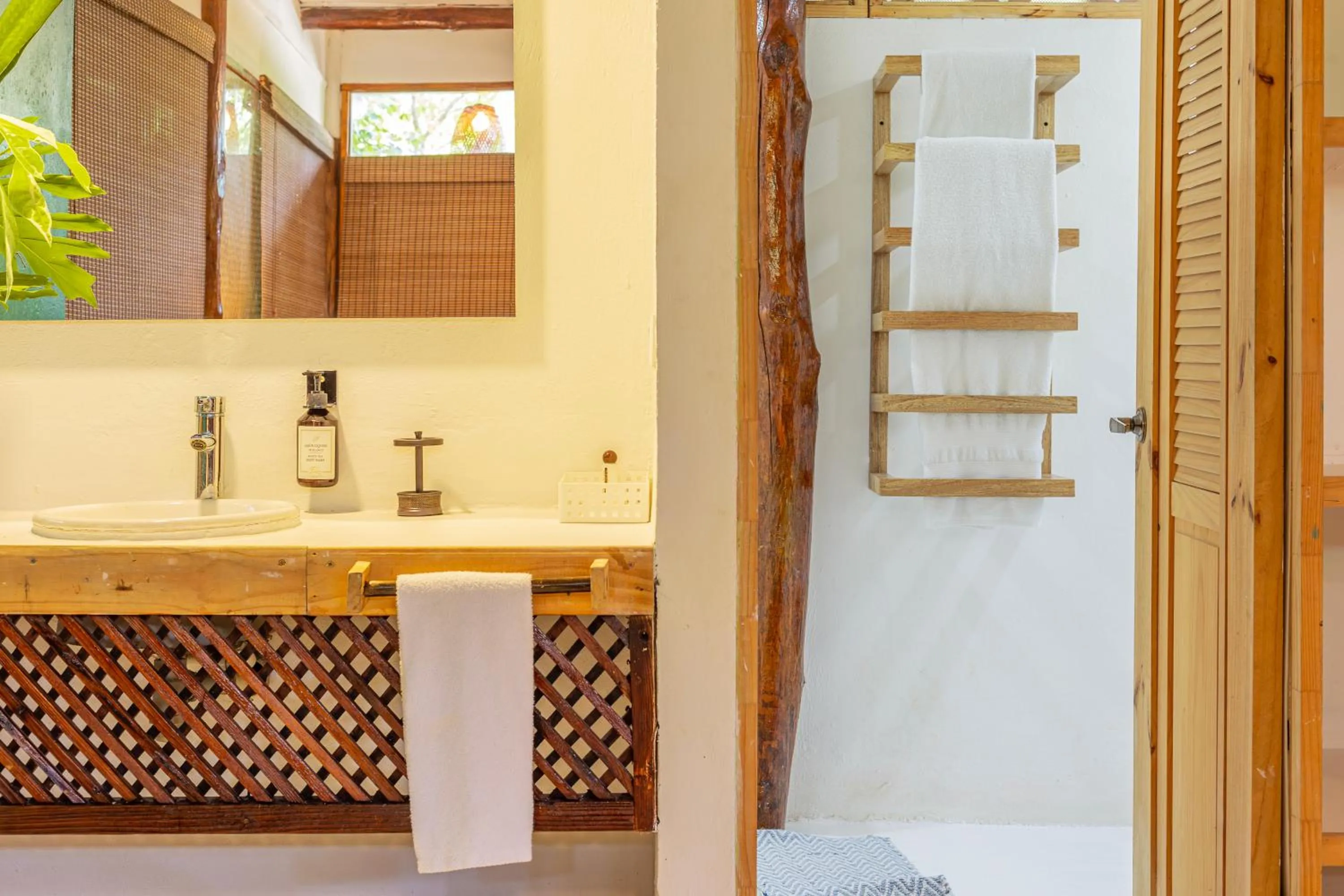 Shower in Hotel Playa Scondida Barú