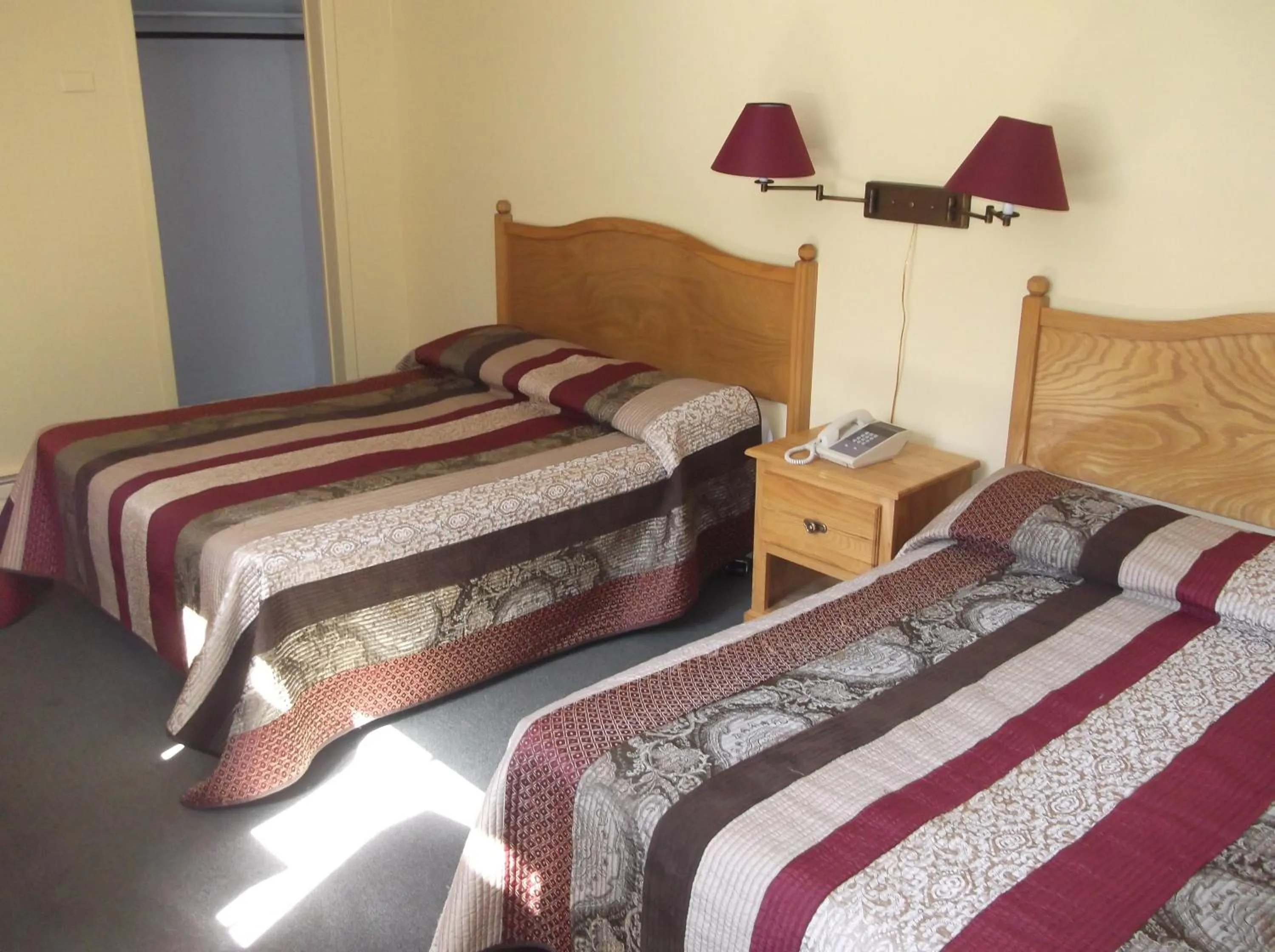 Photo of the whole room, Bed in Auberge Mountain View Inn