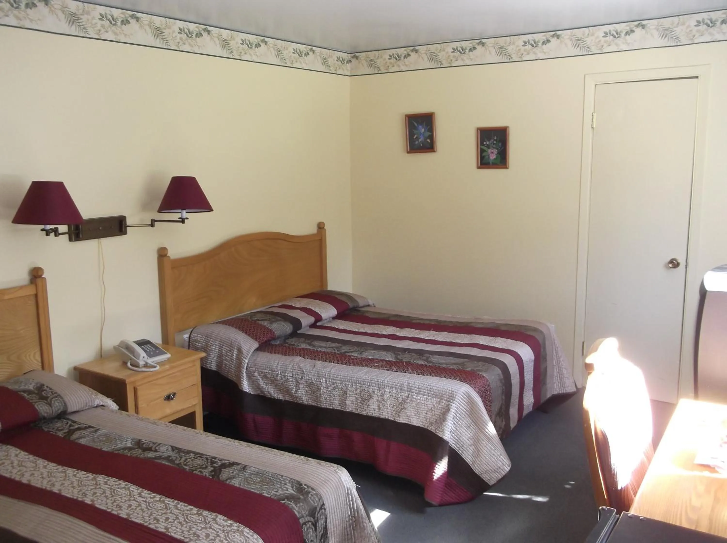 Photo of the whole room, Bed in Auberge Mountain View Inn