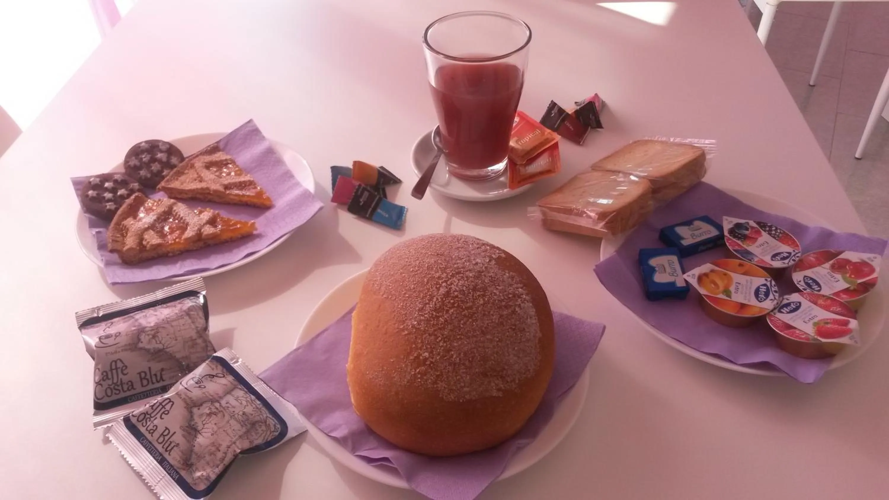 Buffet breakfast in Villa Milena