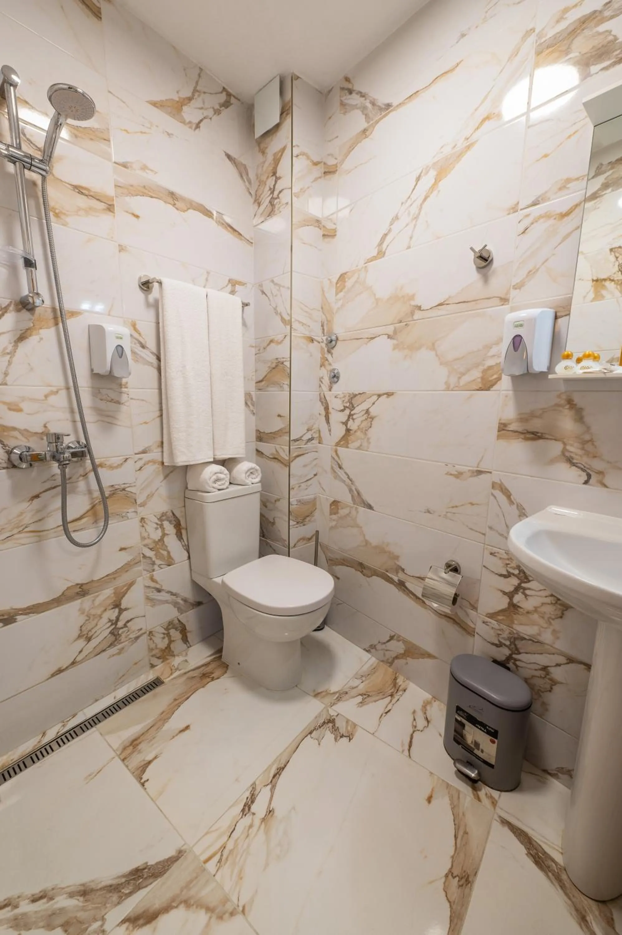 Bathroom in Hotel Color