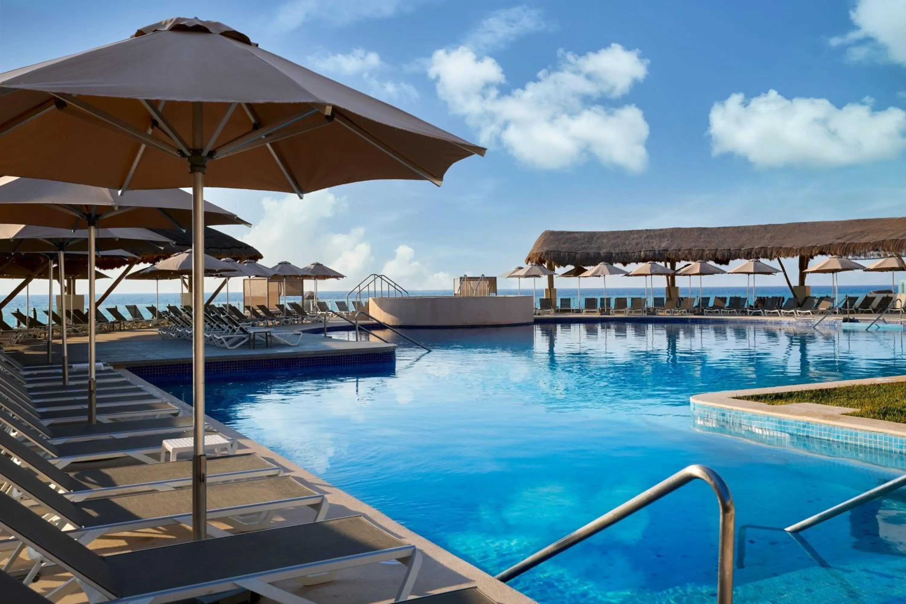 Swimming pool in Marriott Cancun, An All-Inclusive Resort