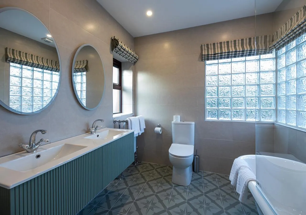 Shower in The Glenside