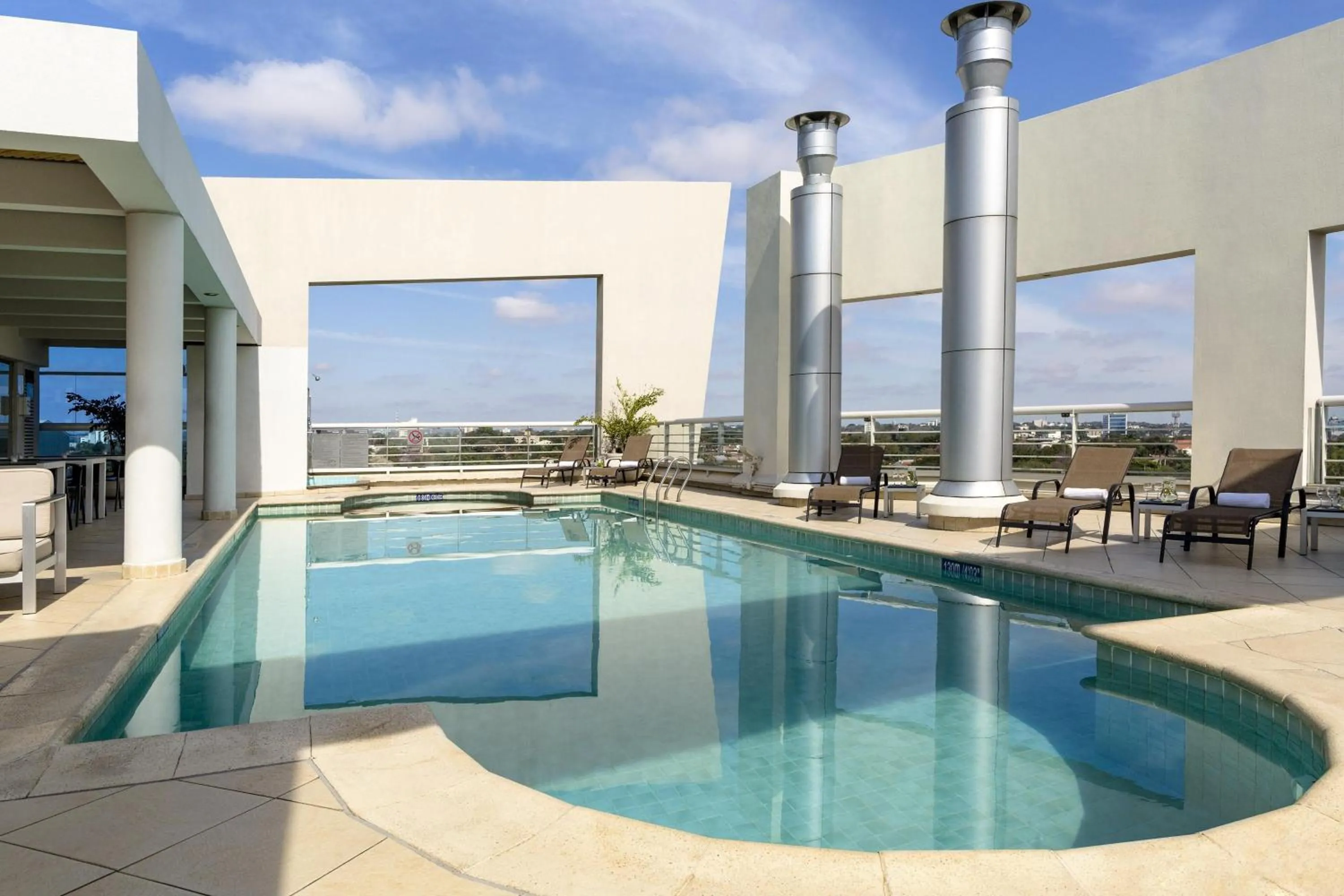 Swimming pool in Sheraton Asuncion Hotel