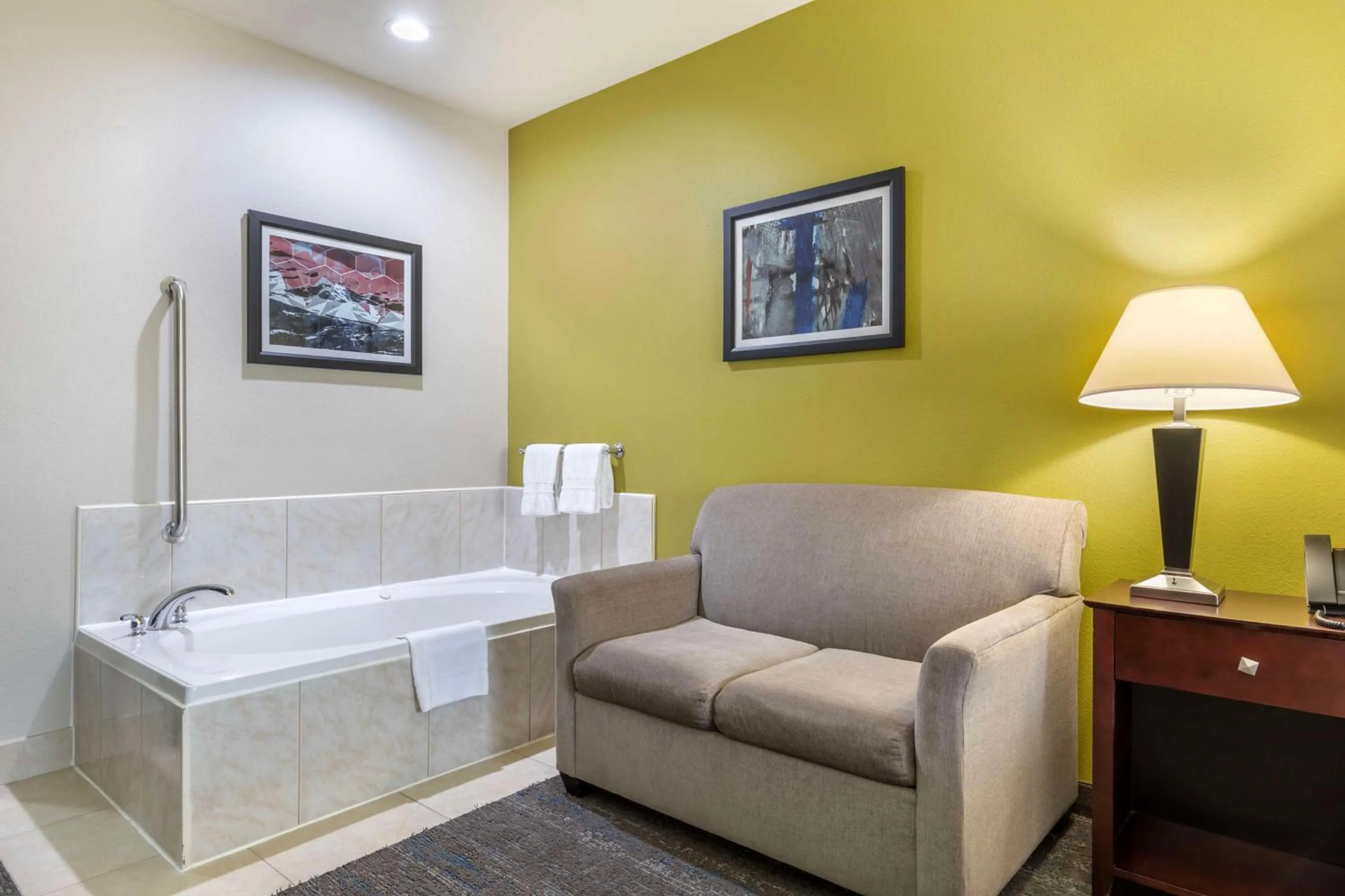 Bedroom in Best Western Plus Mansfield Inn & Suites