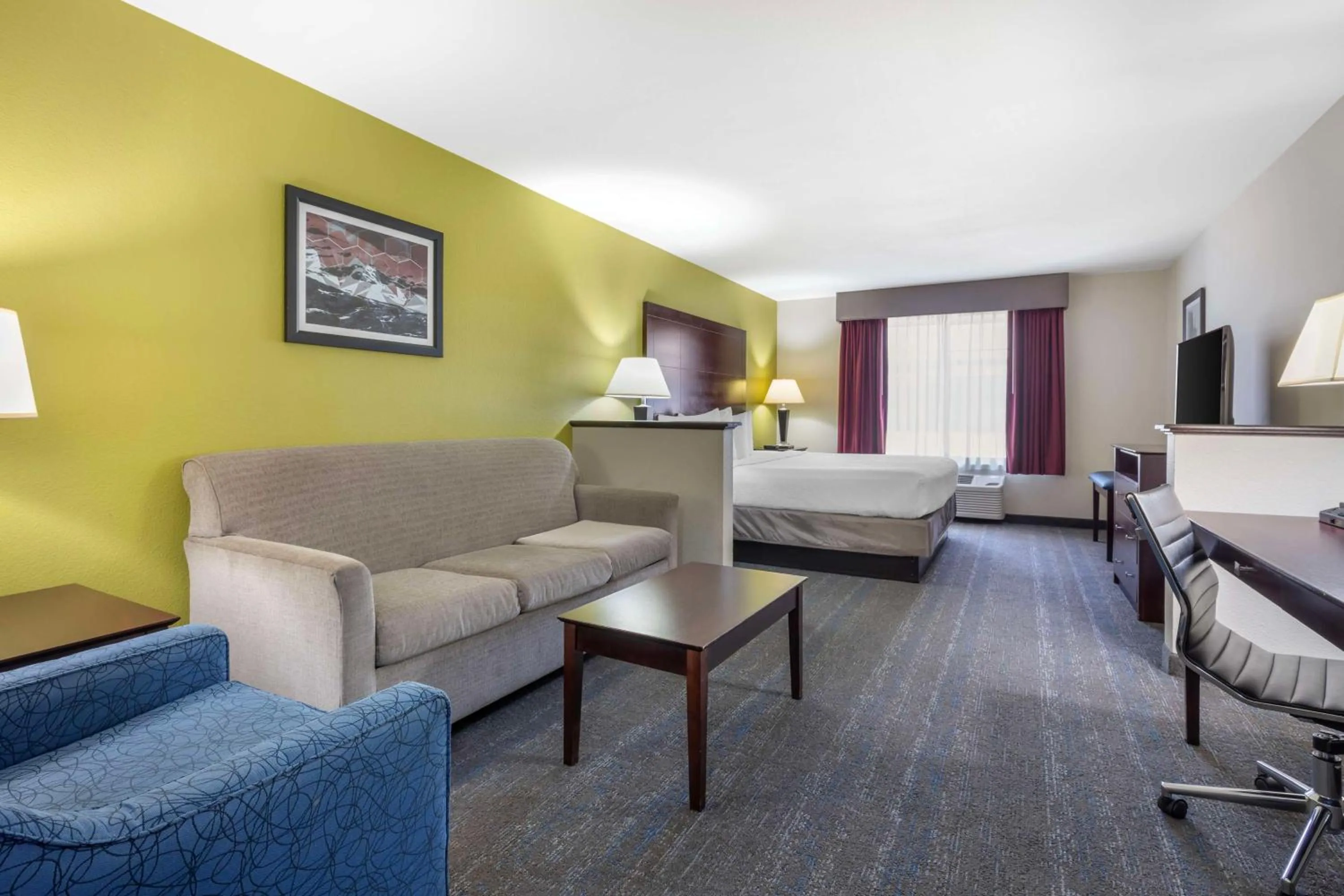 Photo of the whole room, Bed in Best Western Plus Mansfield Inn & Suites