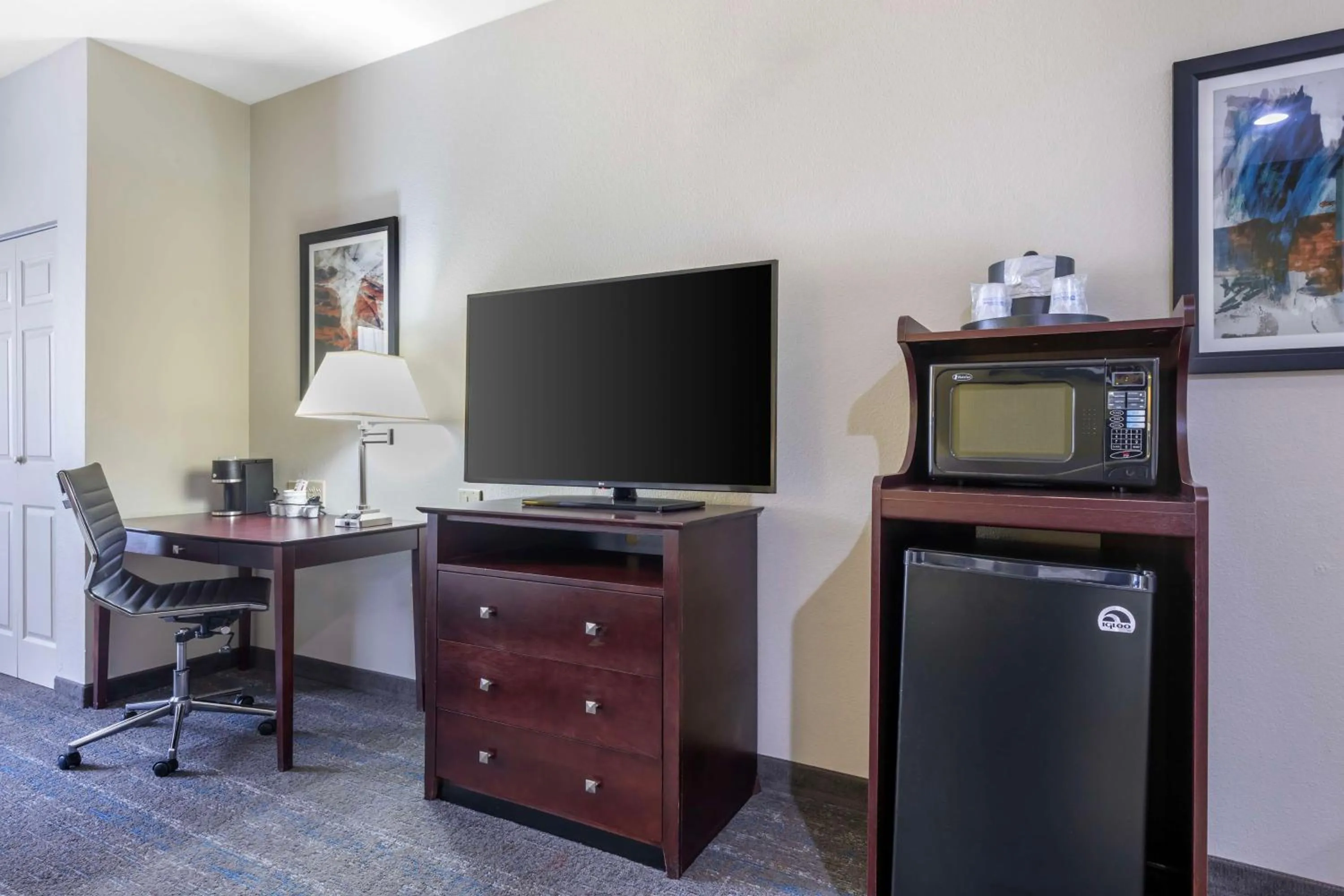 Bedroom in Best Western Plus Mansfield Inn & Suites