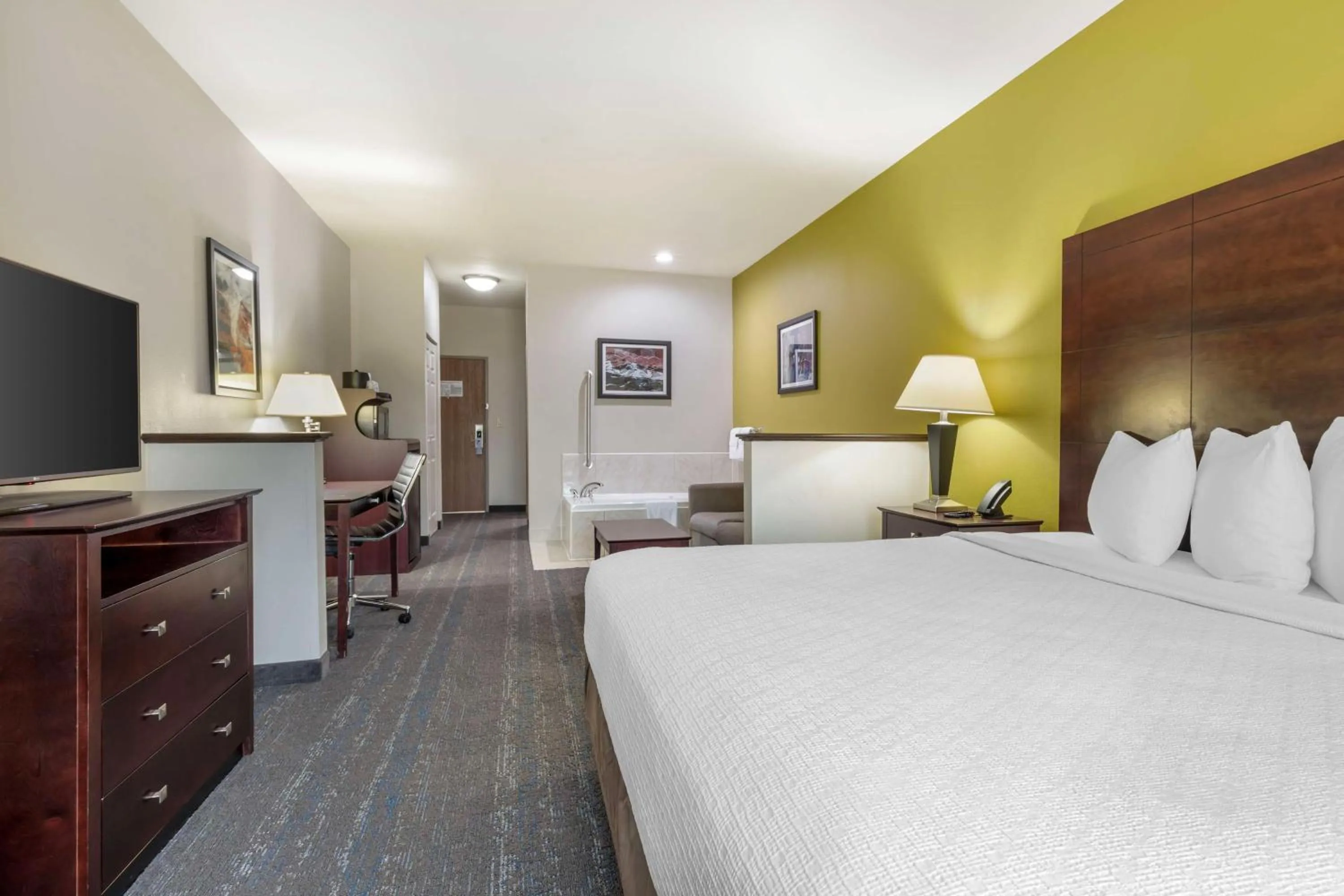 Bedroom, Bed in Best Western Plus Mansfield Inn & Suites