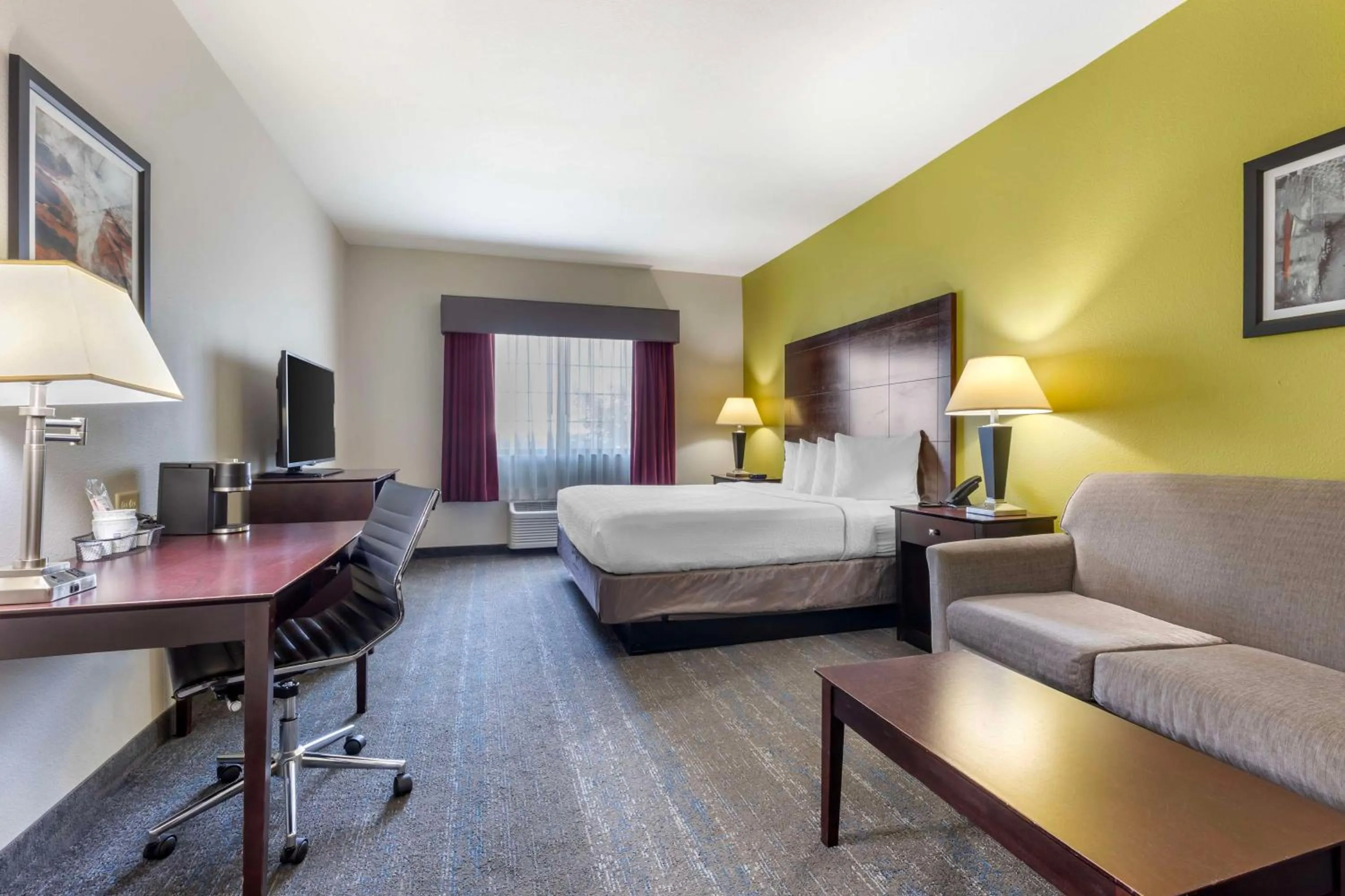 Bedroom, Bed in Best Western Plus Mansfield Inn & Suites