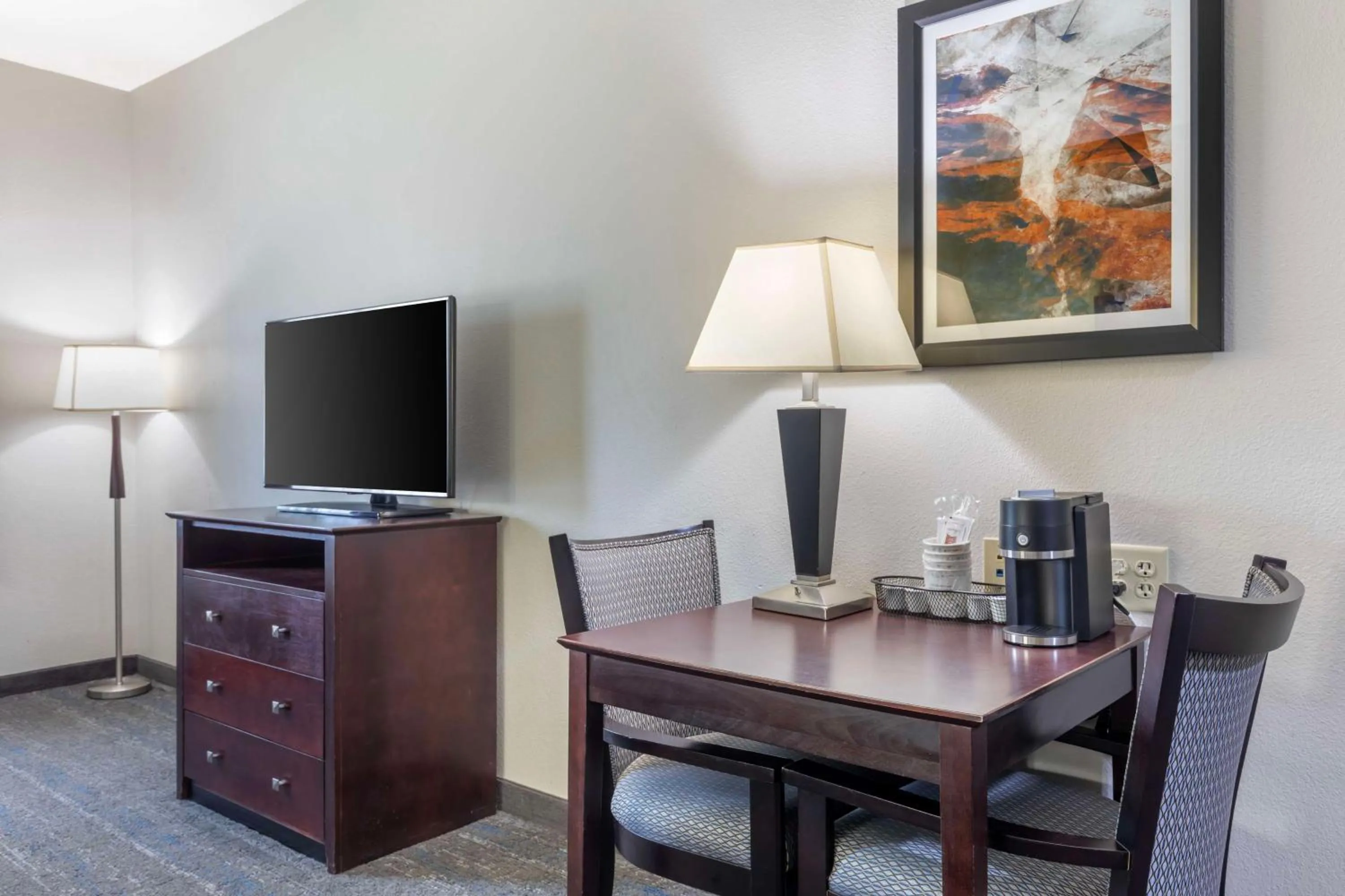 Bedroom in Best Western Plus Mansfield Inn & Suites