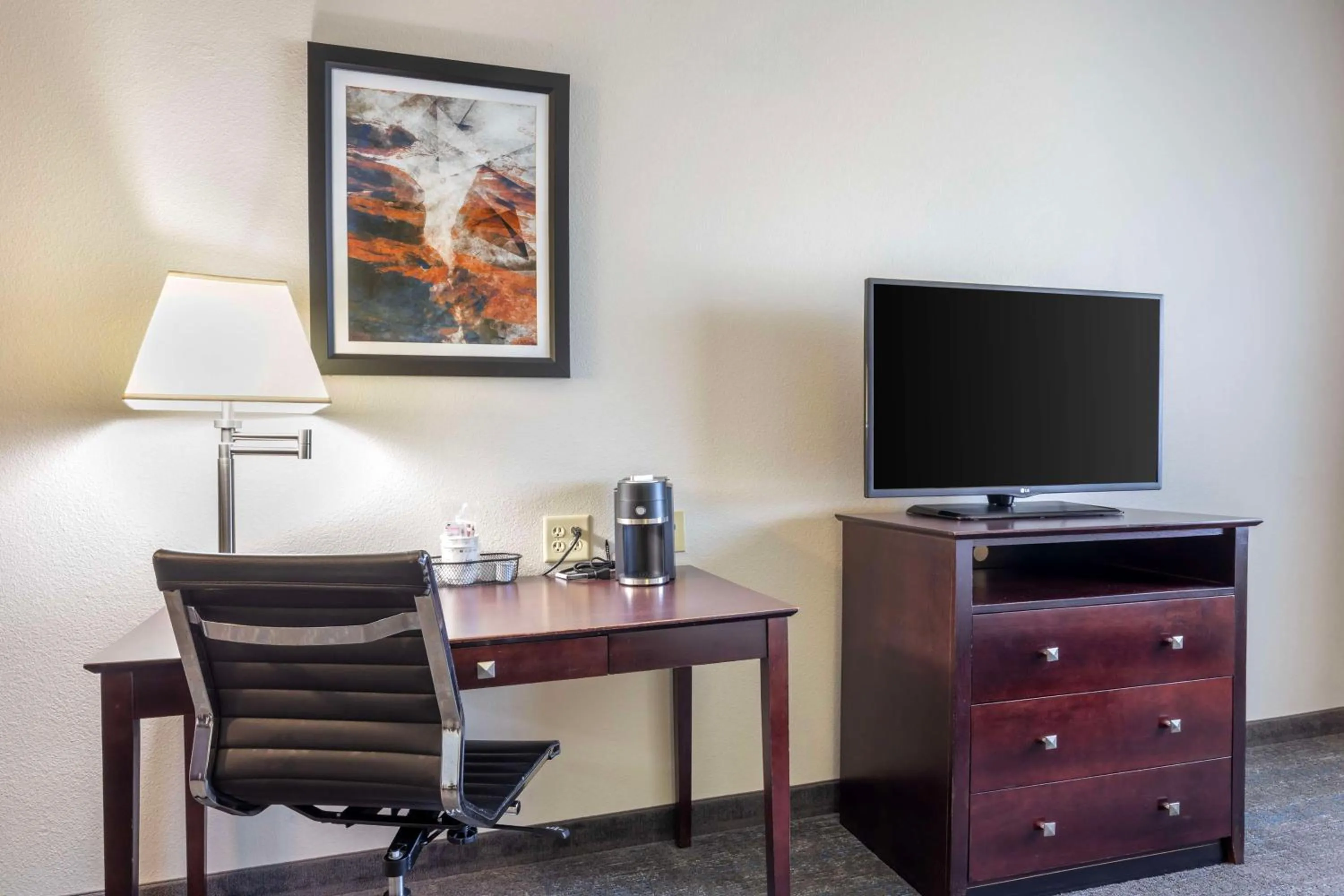 Bedroom in Best Western Plus Mansfield Inn & Suites