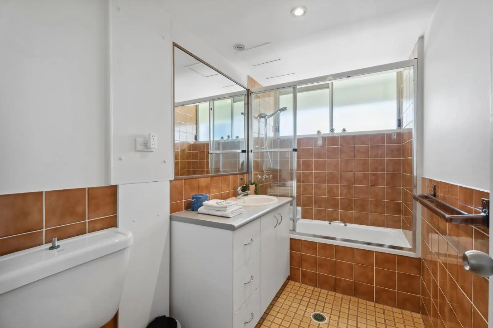 Shower in Baronnet Apartments