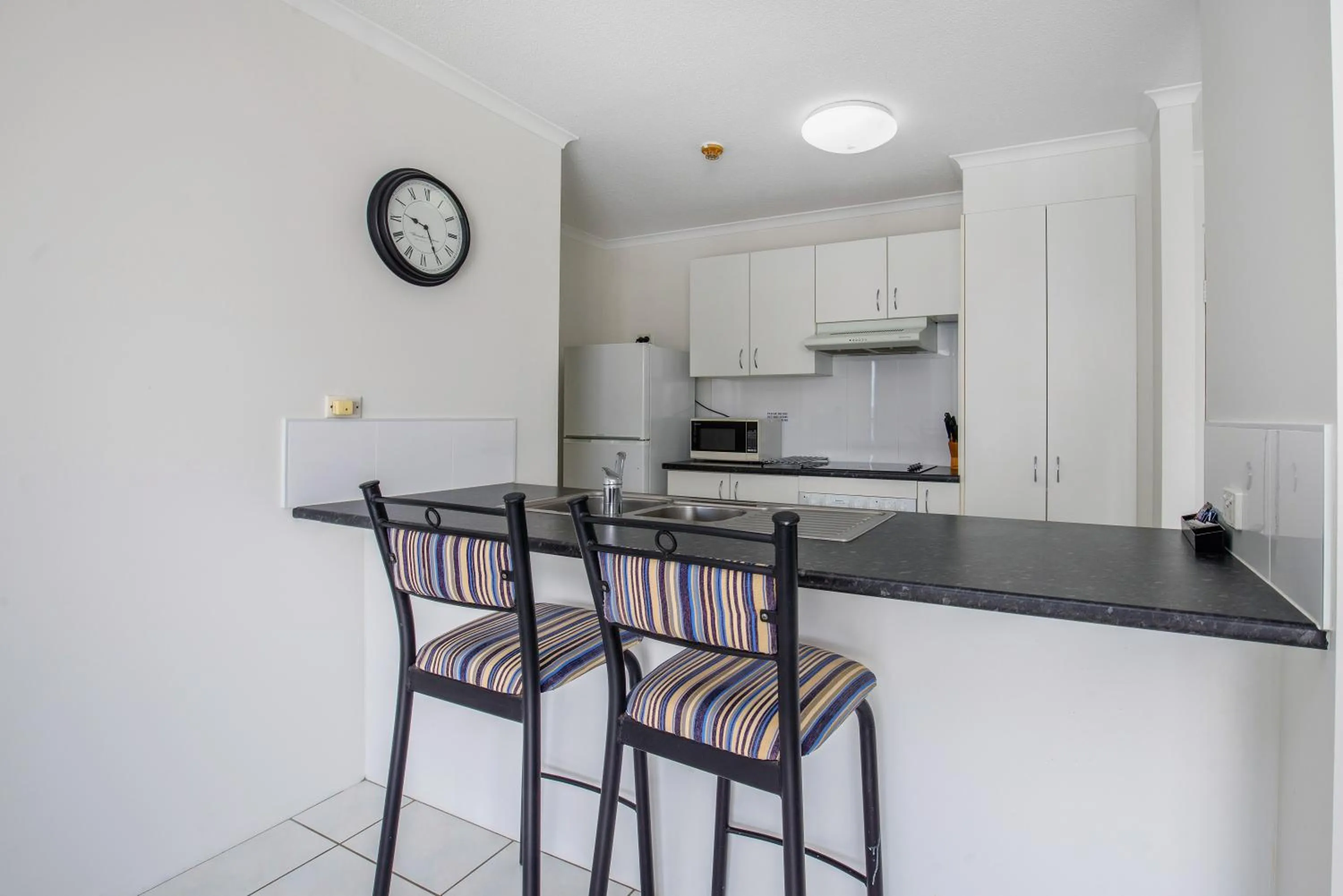 Kitchen or kitchenette in Baronnet Apartments
