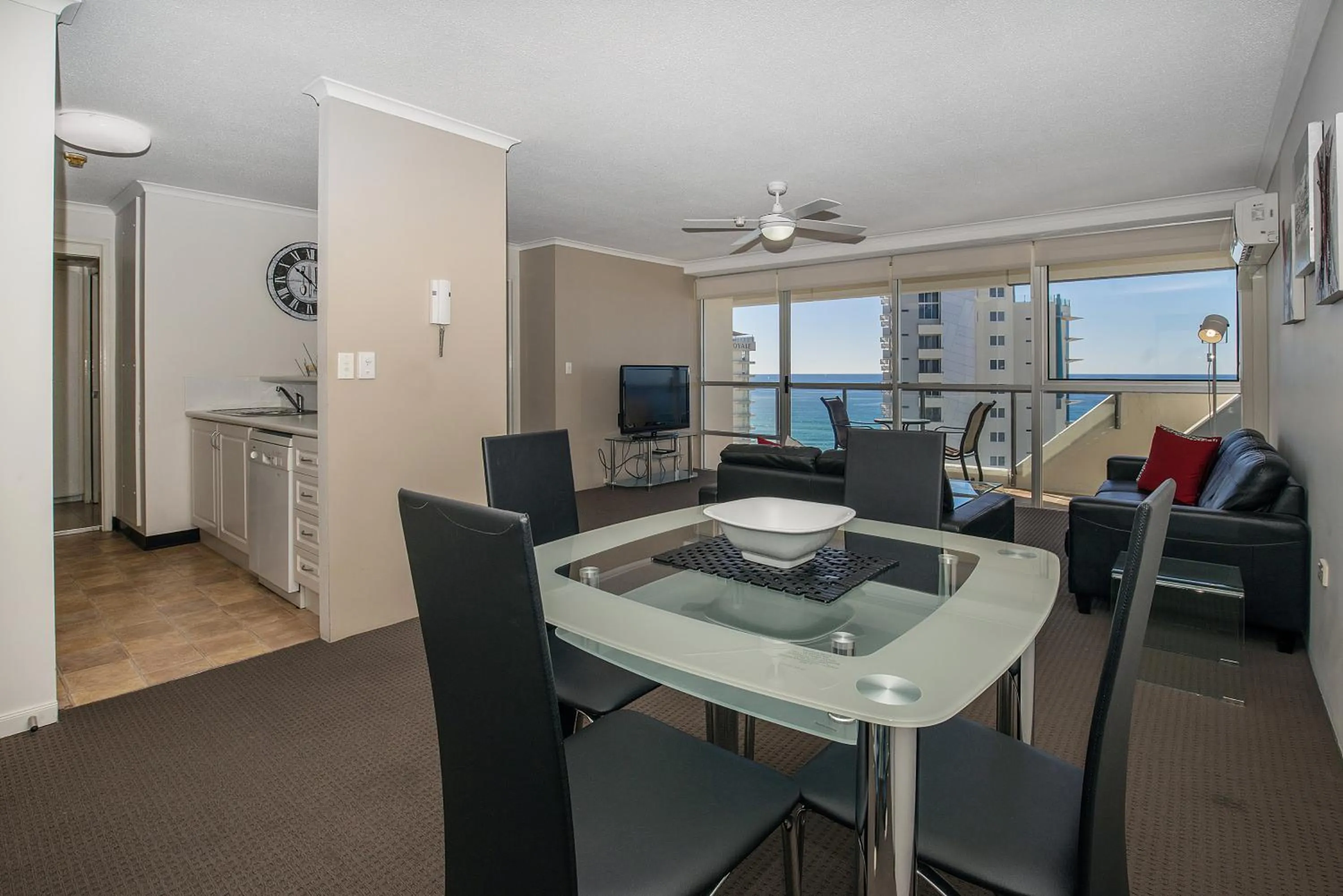 Dining area in Baronnet Apartments