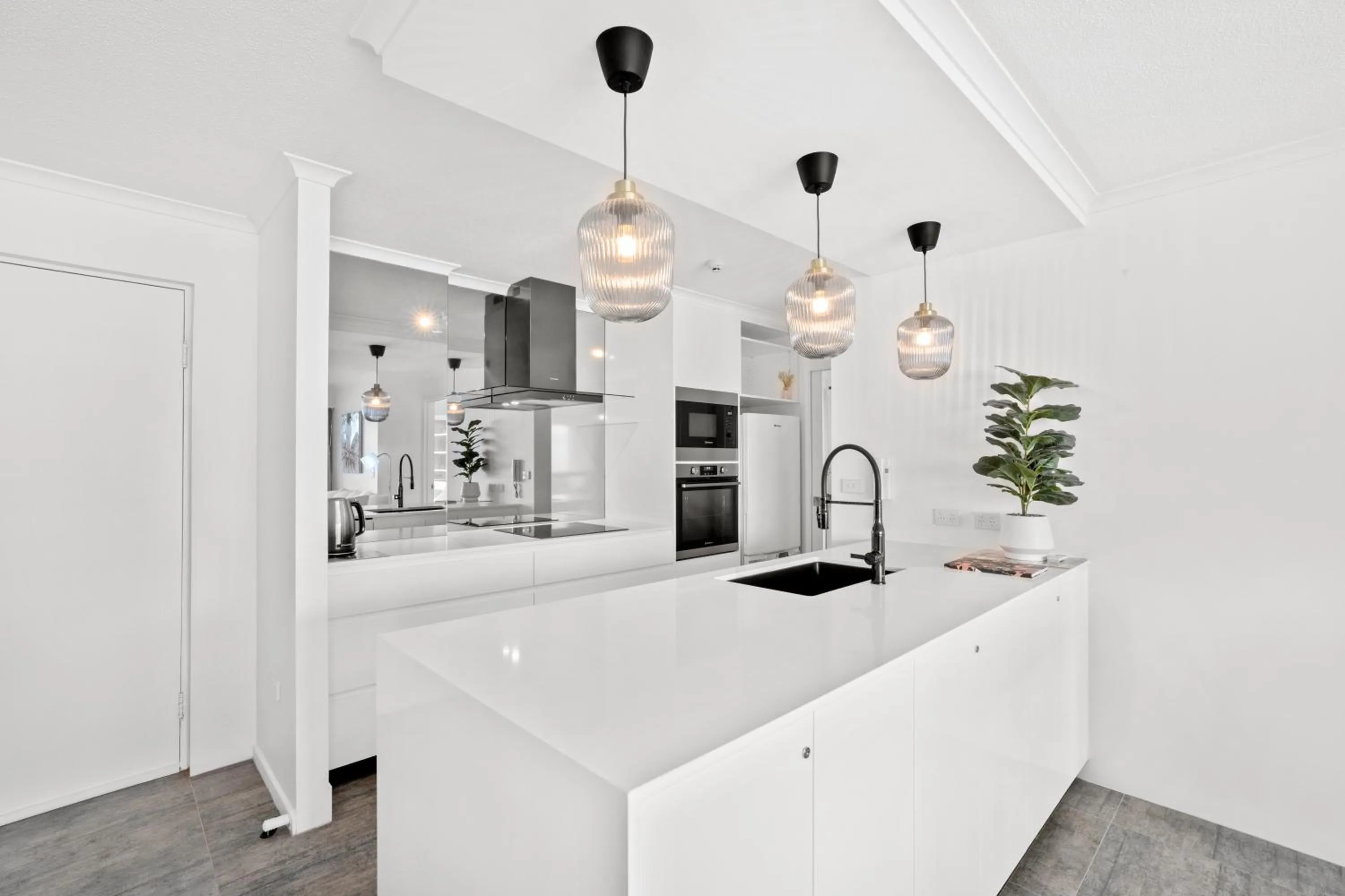 Kitchen or kitchenette in Baronnet Apartments