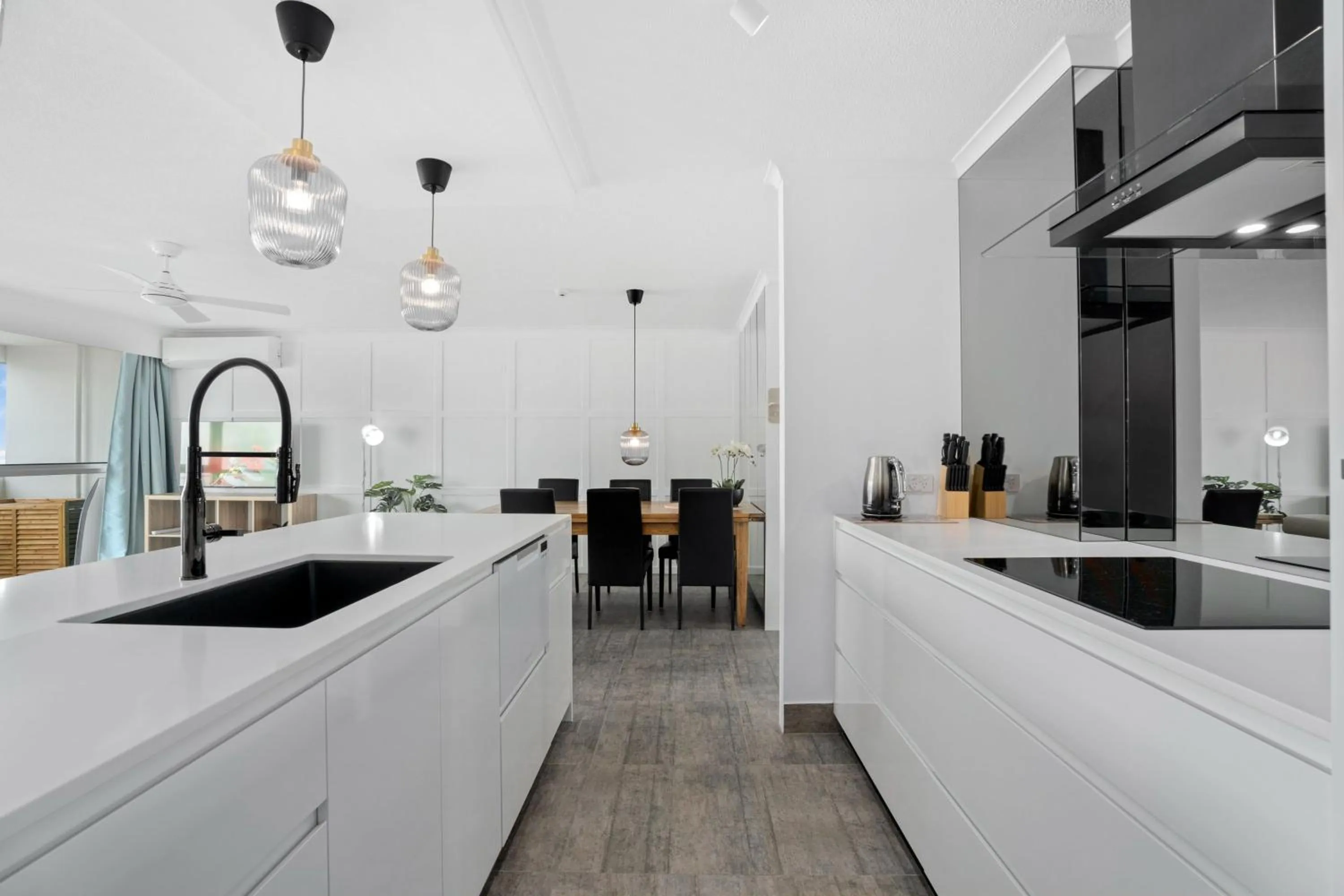 Kitchen or kitchenette in Baronnet Apartments