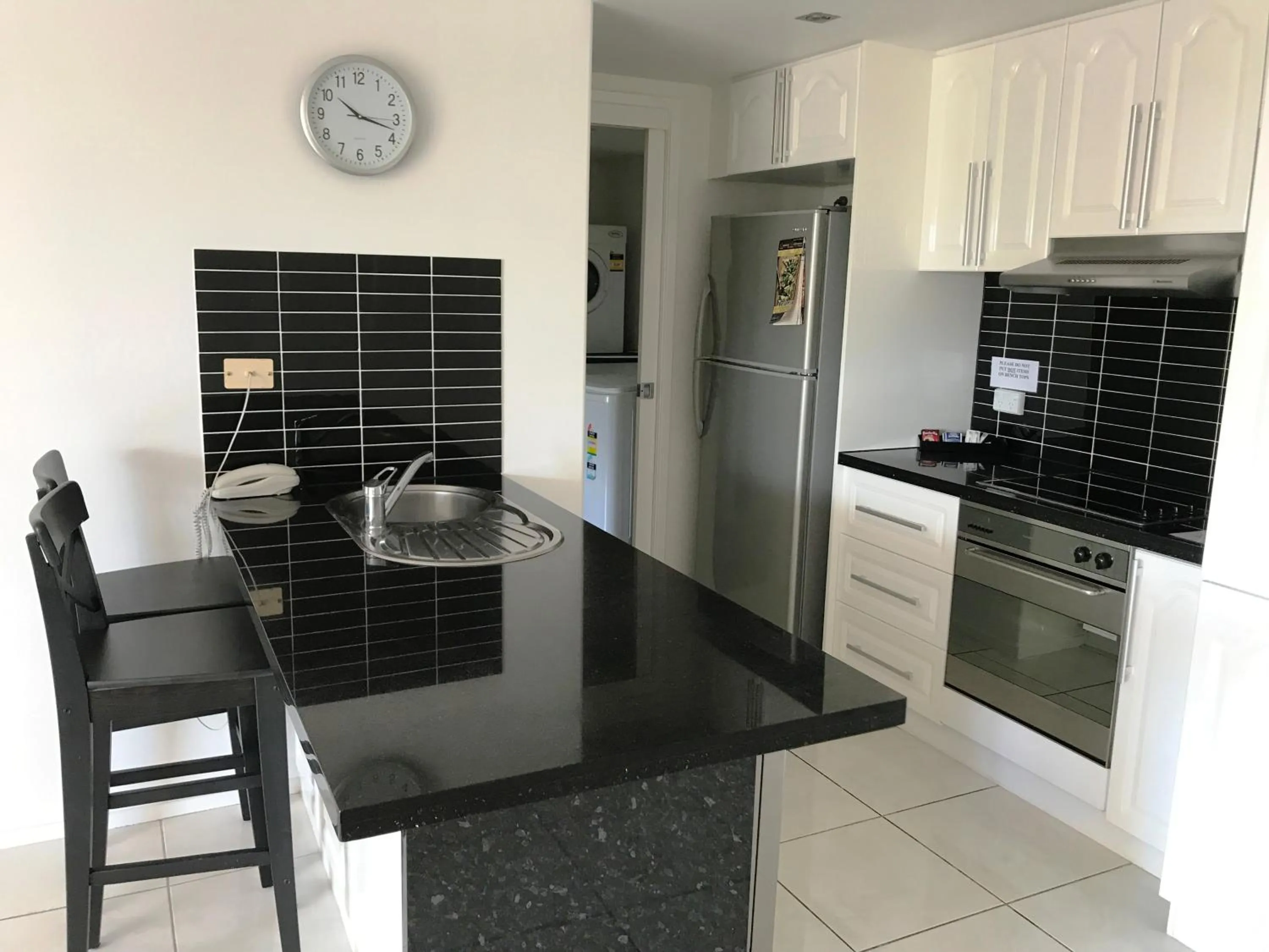 Kitchen or kitchenette in Baronnet Apartments