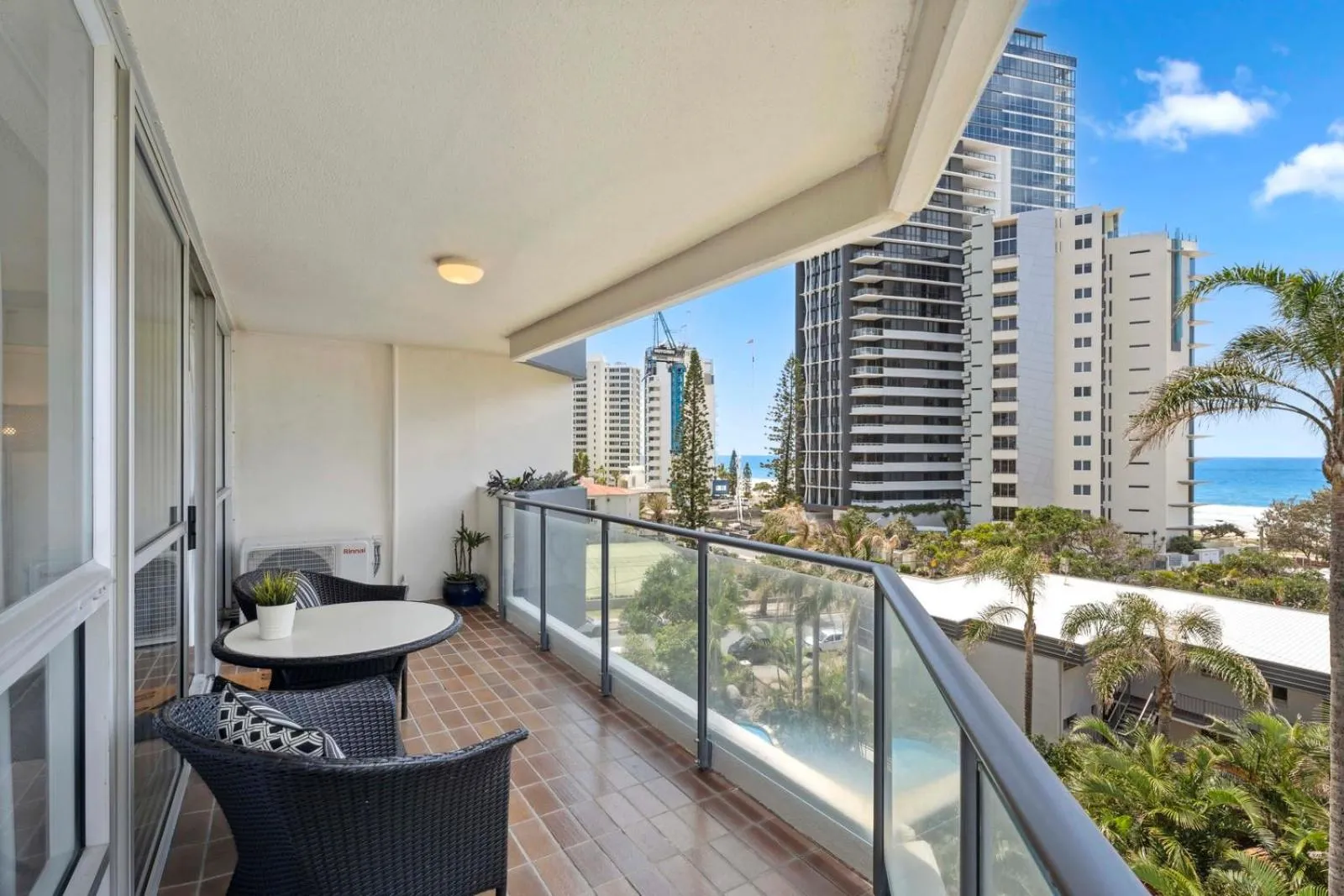 Day in Baronnet Apartments