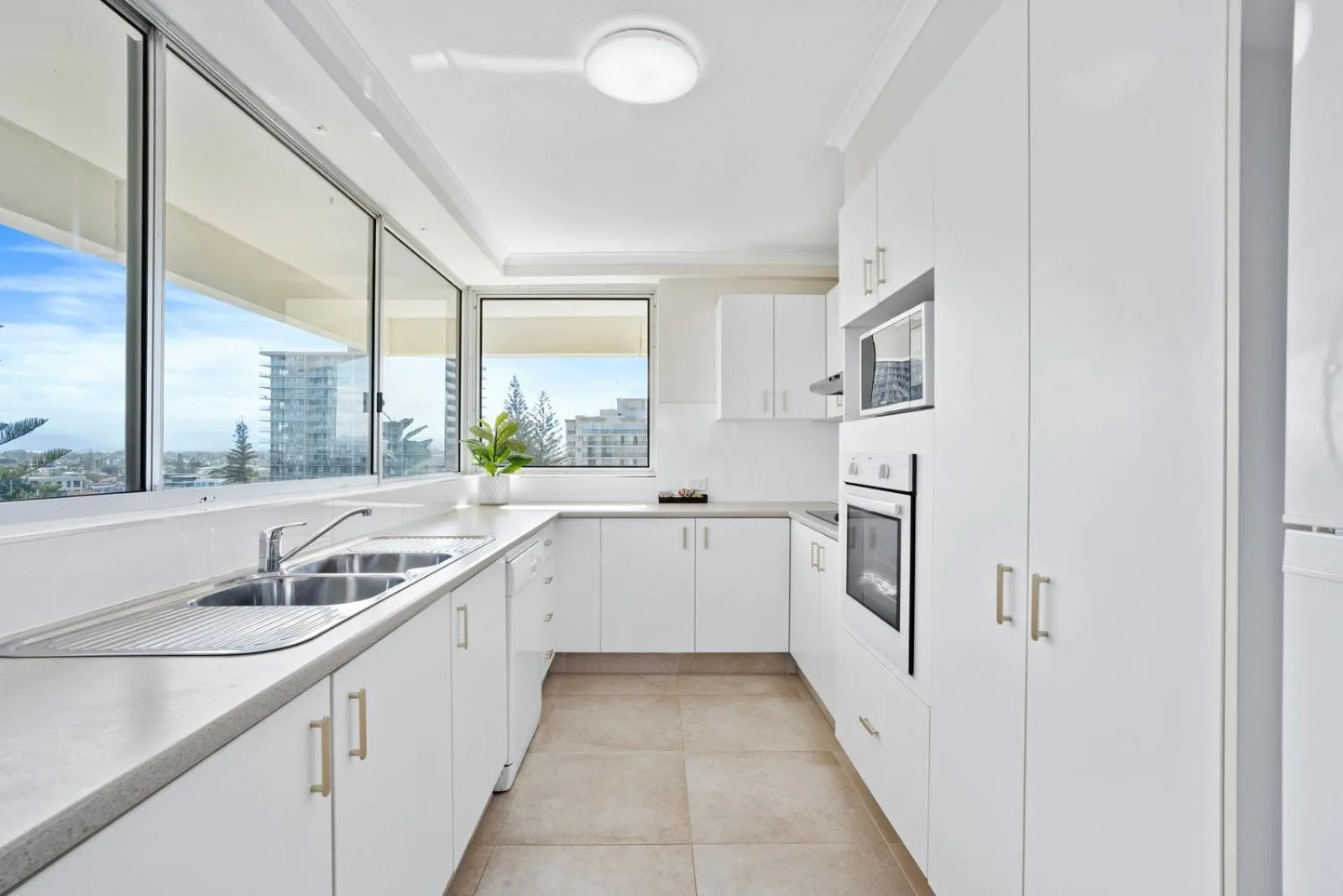 Kitchen or kitchenette in Baronnet Apartments