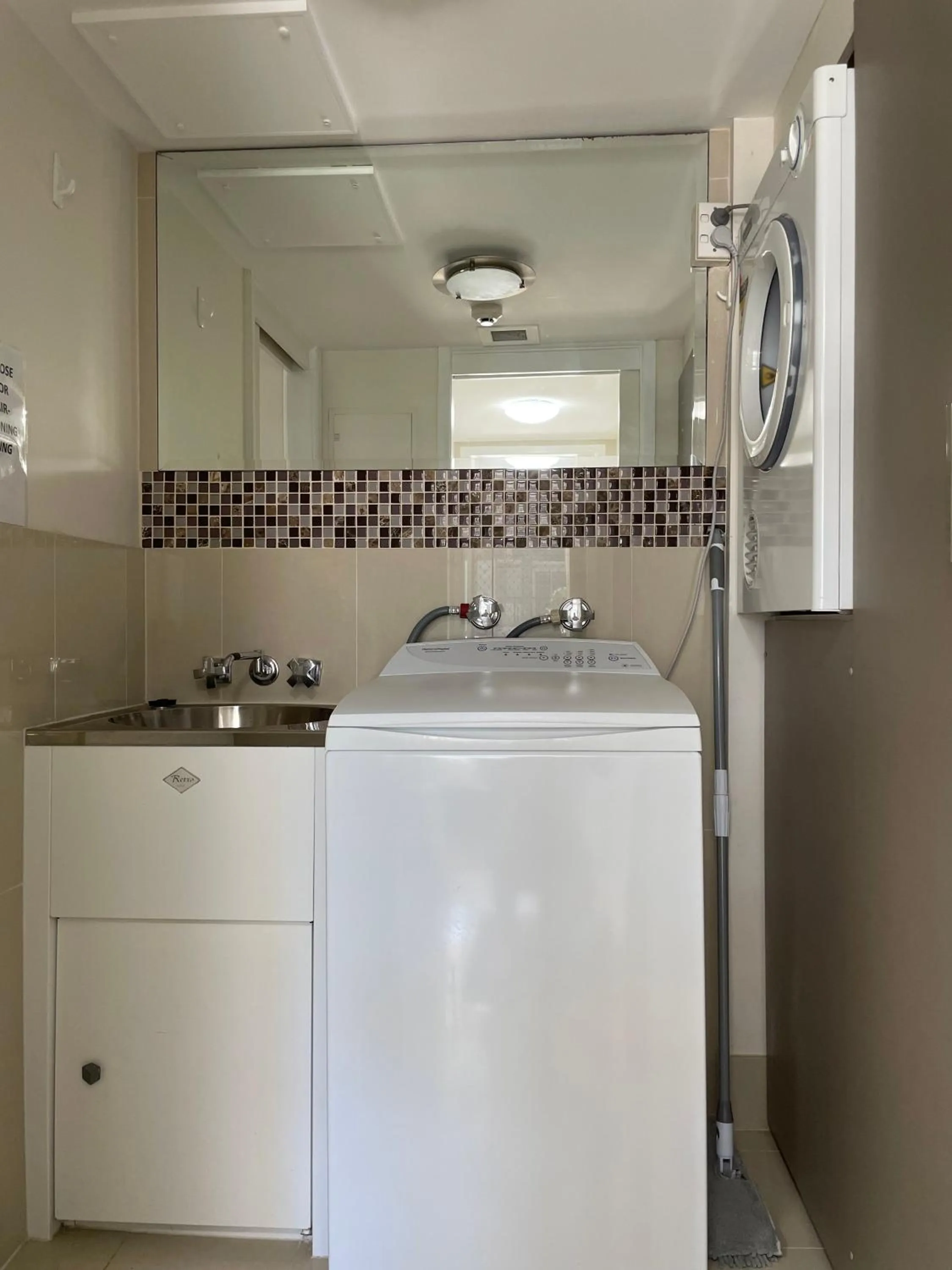 washing machine in Baronnet Apartments