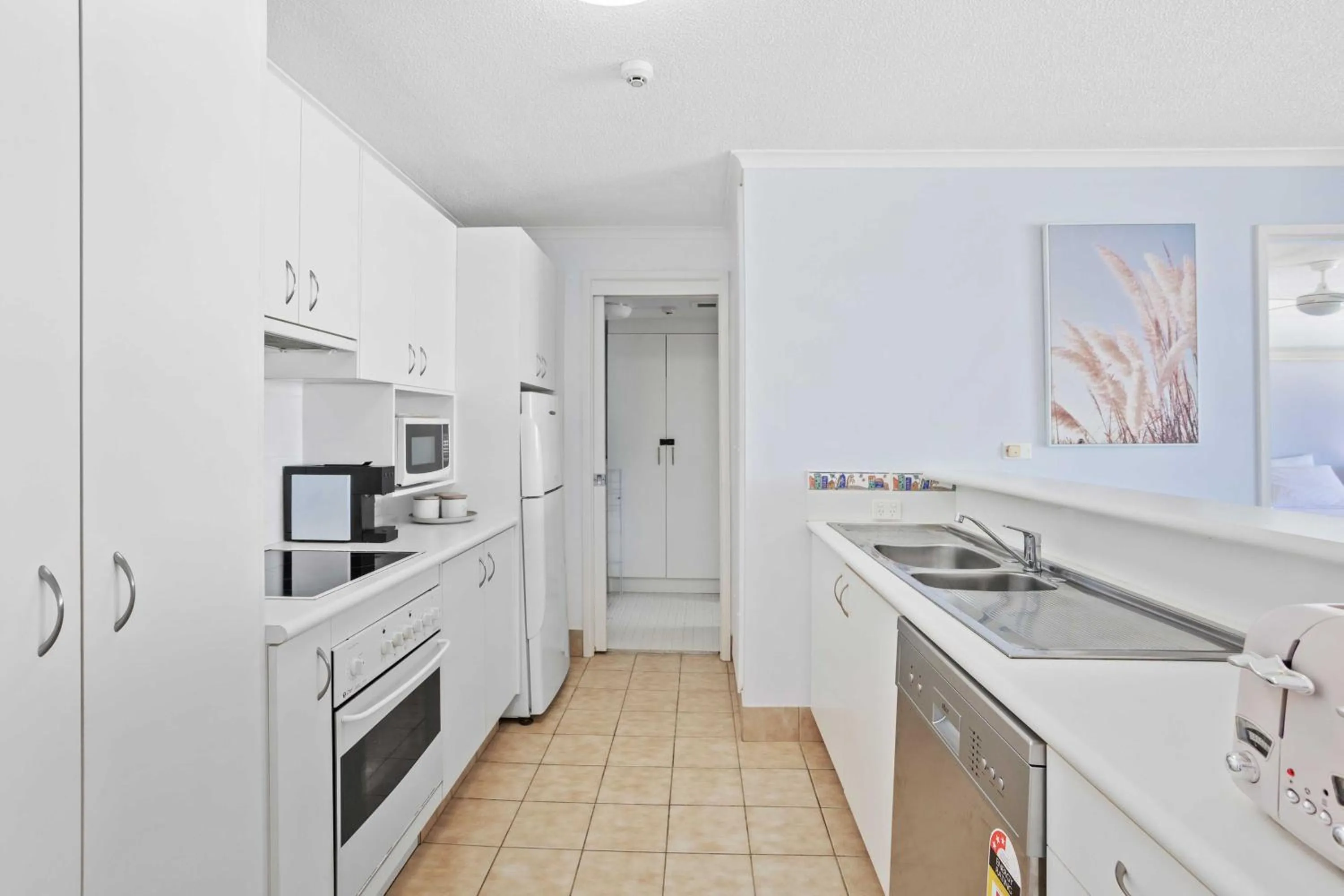 Kitchen or kitchenette in Baronnet Apartments