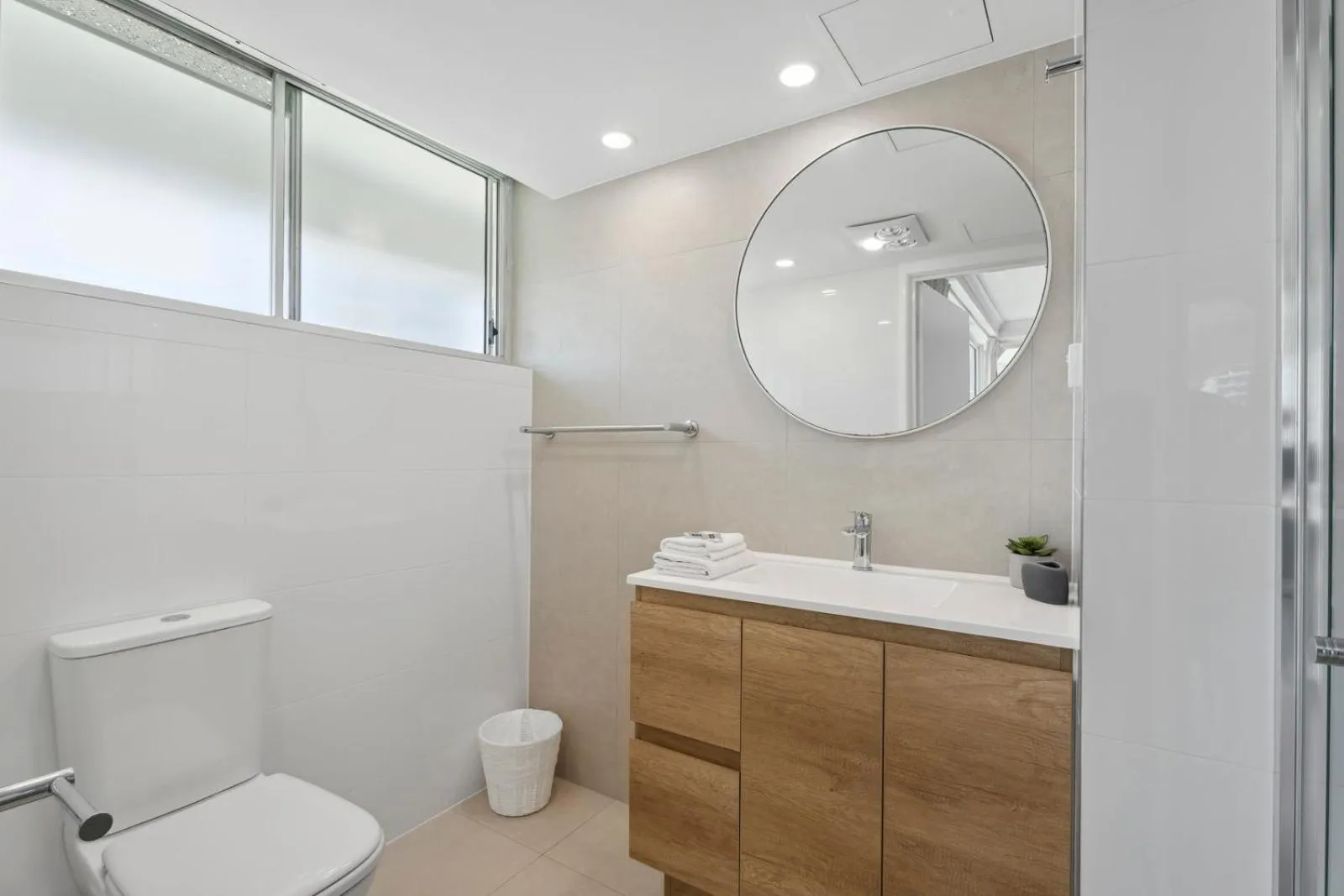 Shower in Baronnet Apartments