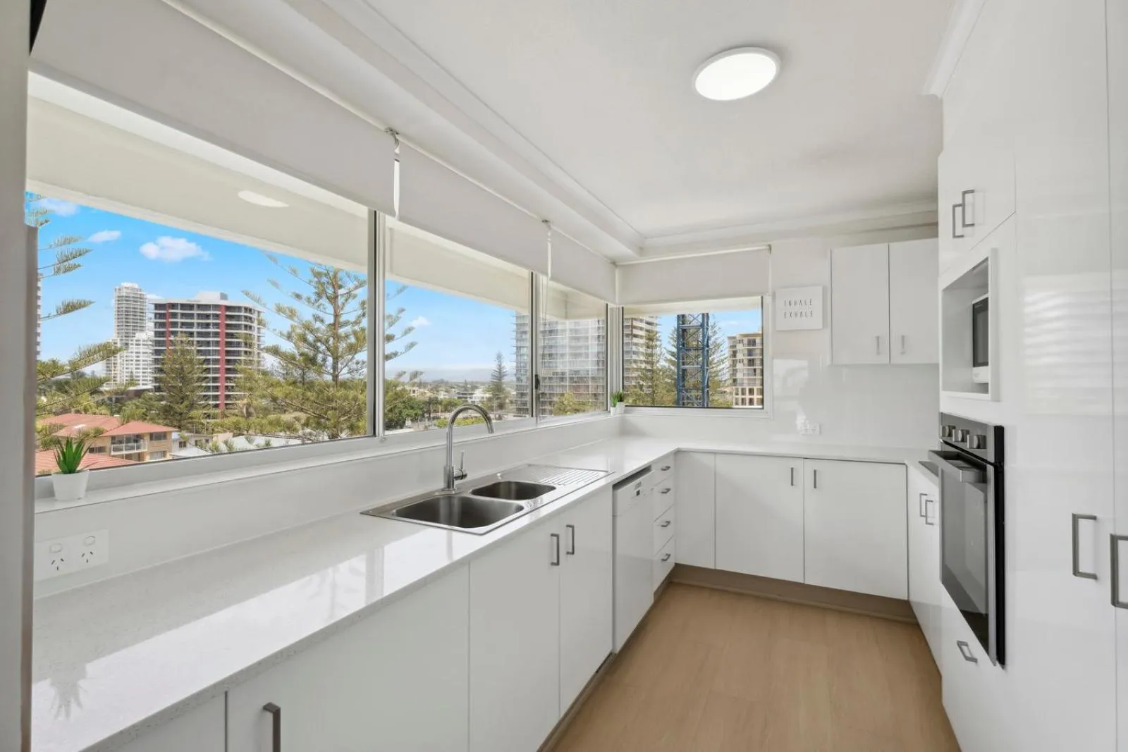 Kitchen or kitchenette in Baronnet Apartments