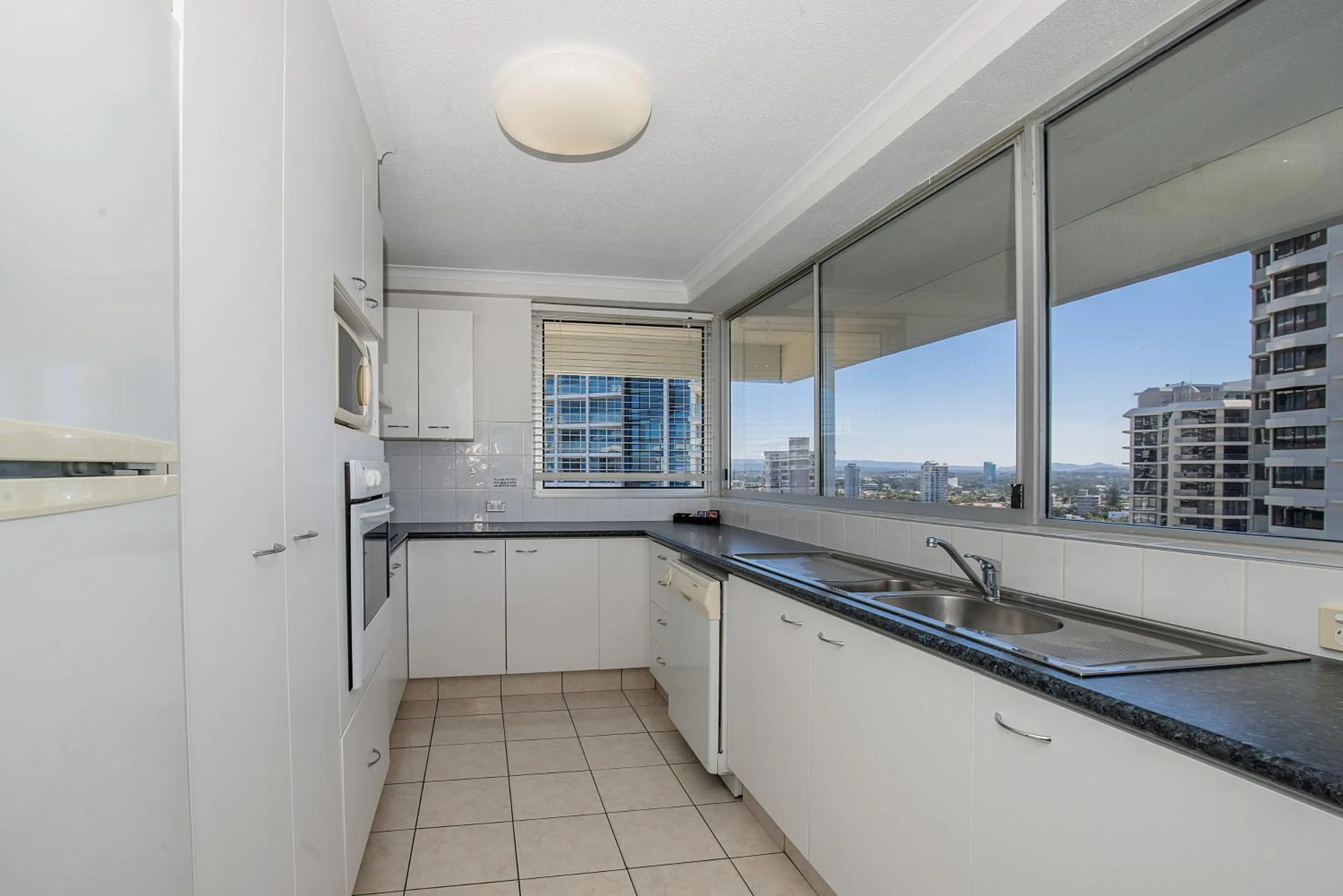 Kitchen or kitchenette in Baronnet Apartments