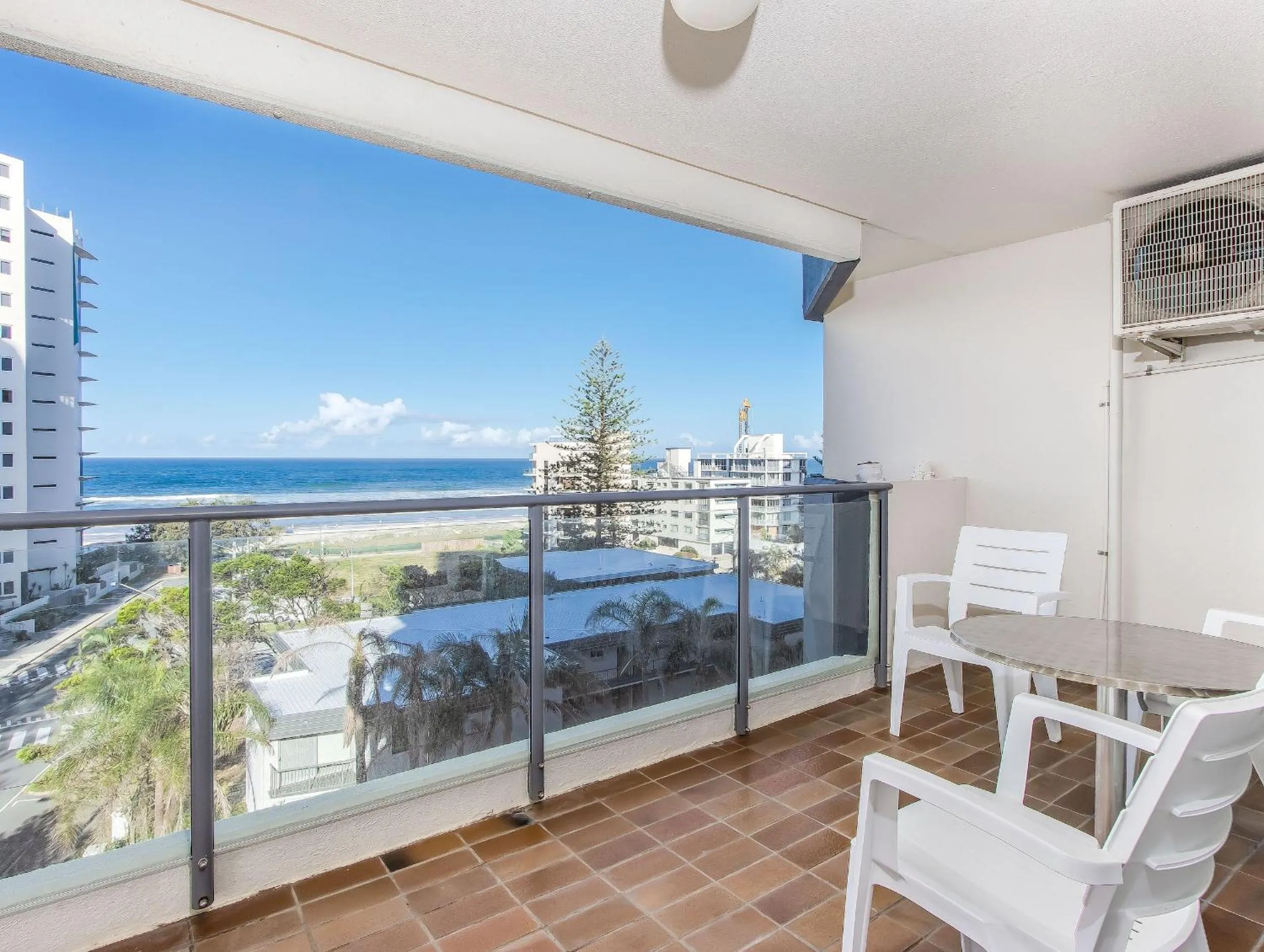 Day in Baronnet Apartments