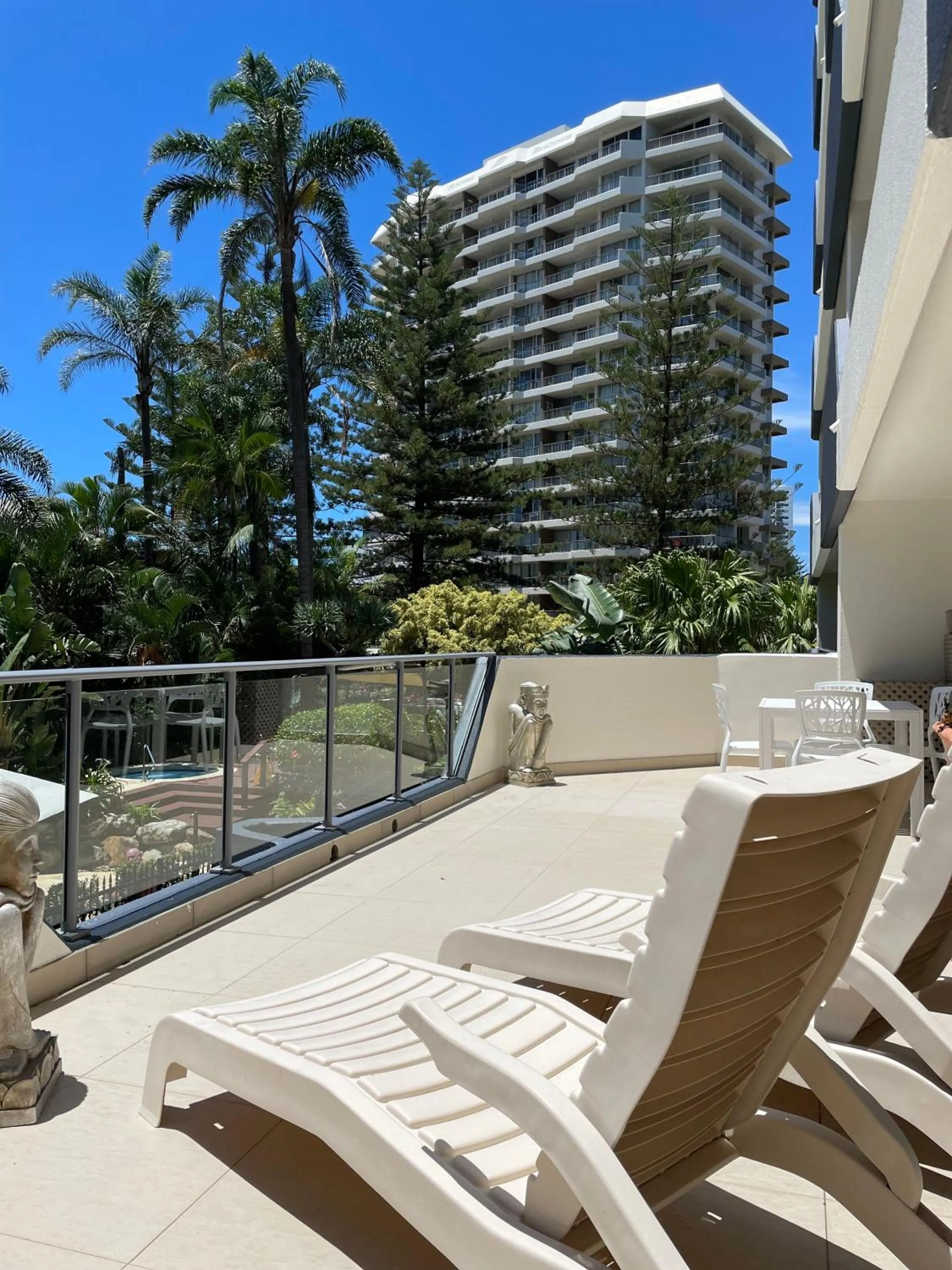 Day in Baronnet Apartments