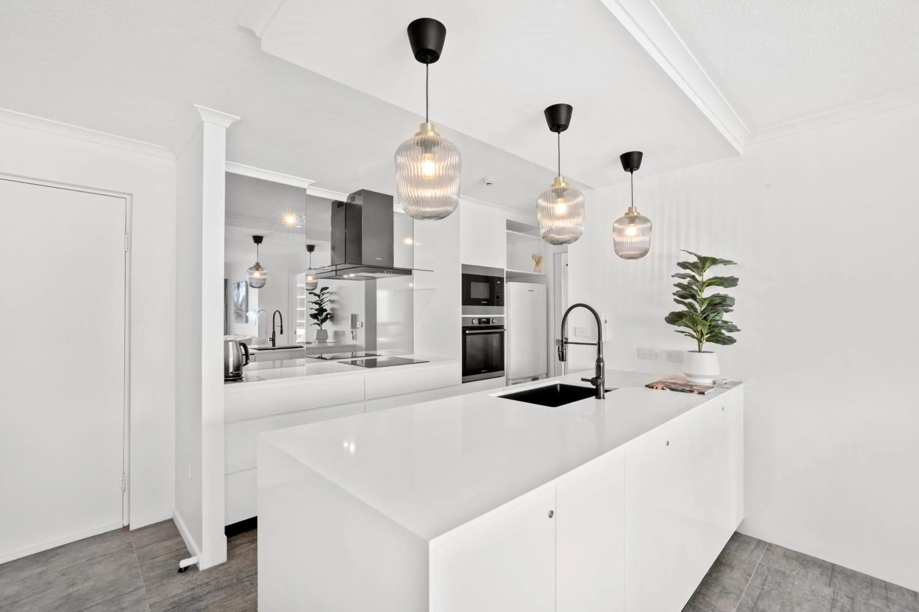 Kitchen or kitchenette in Baronnet Apartments