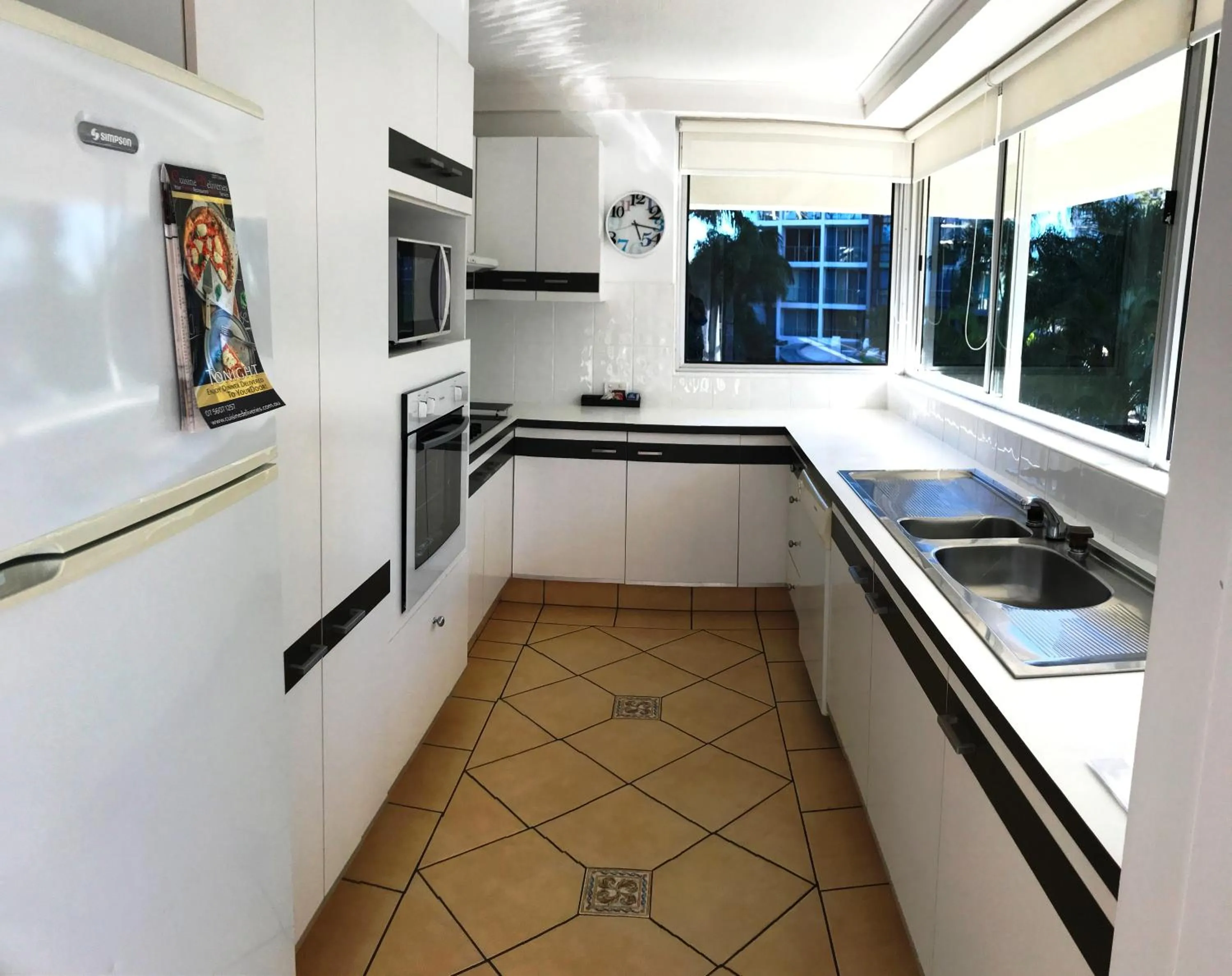 Kitchen or kitchenette in Baronnet Apartments
