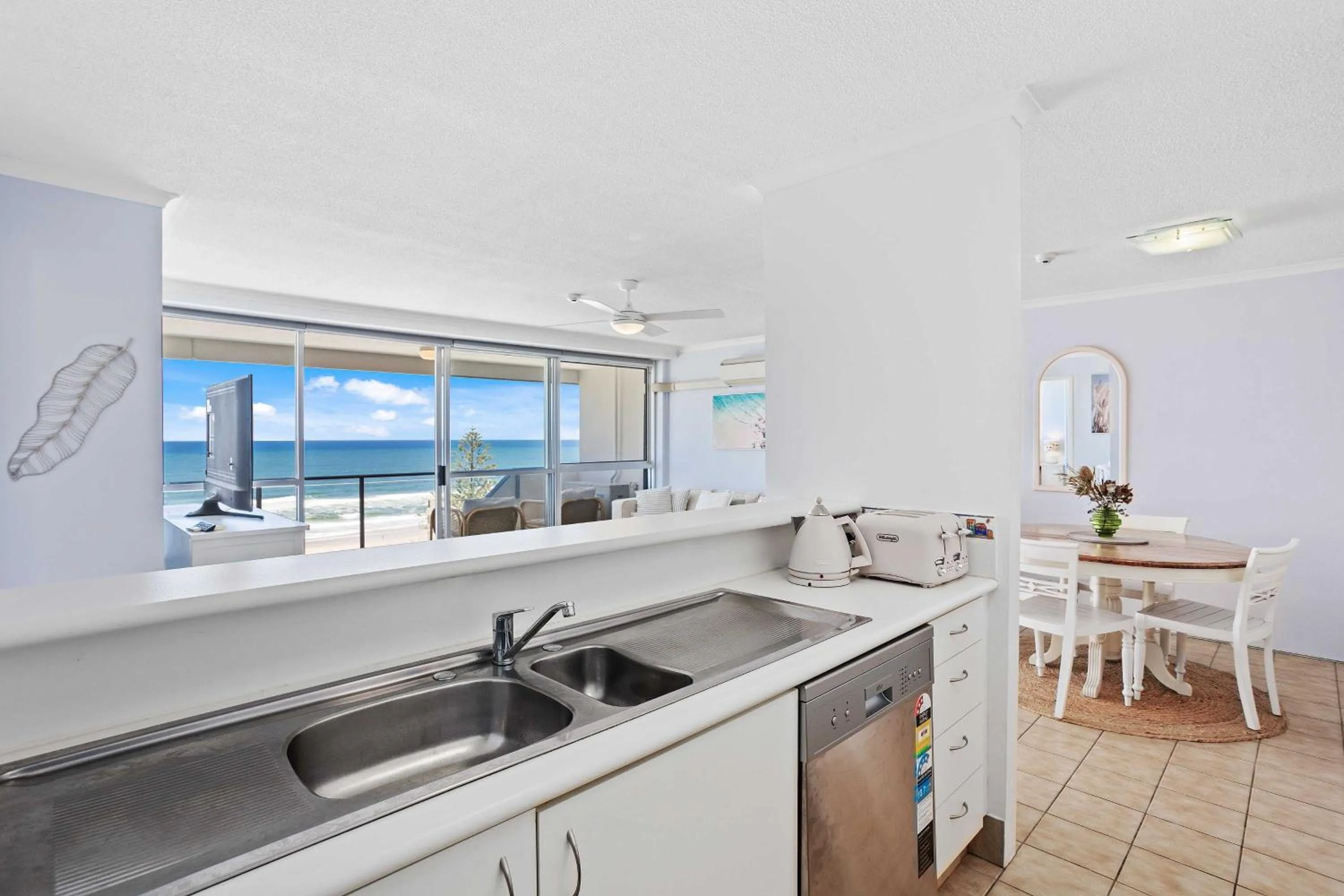 Kitchen or kitchenette in Baronnet Apartments