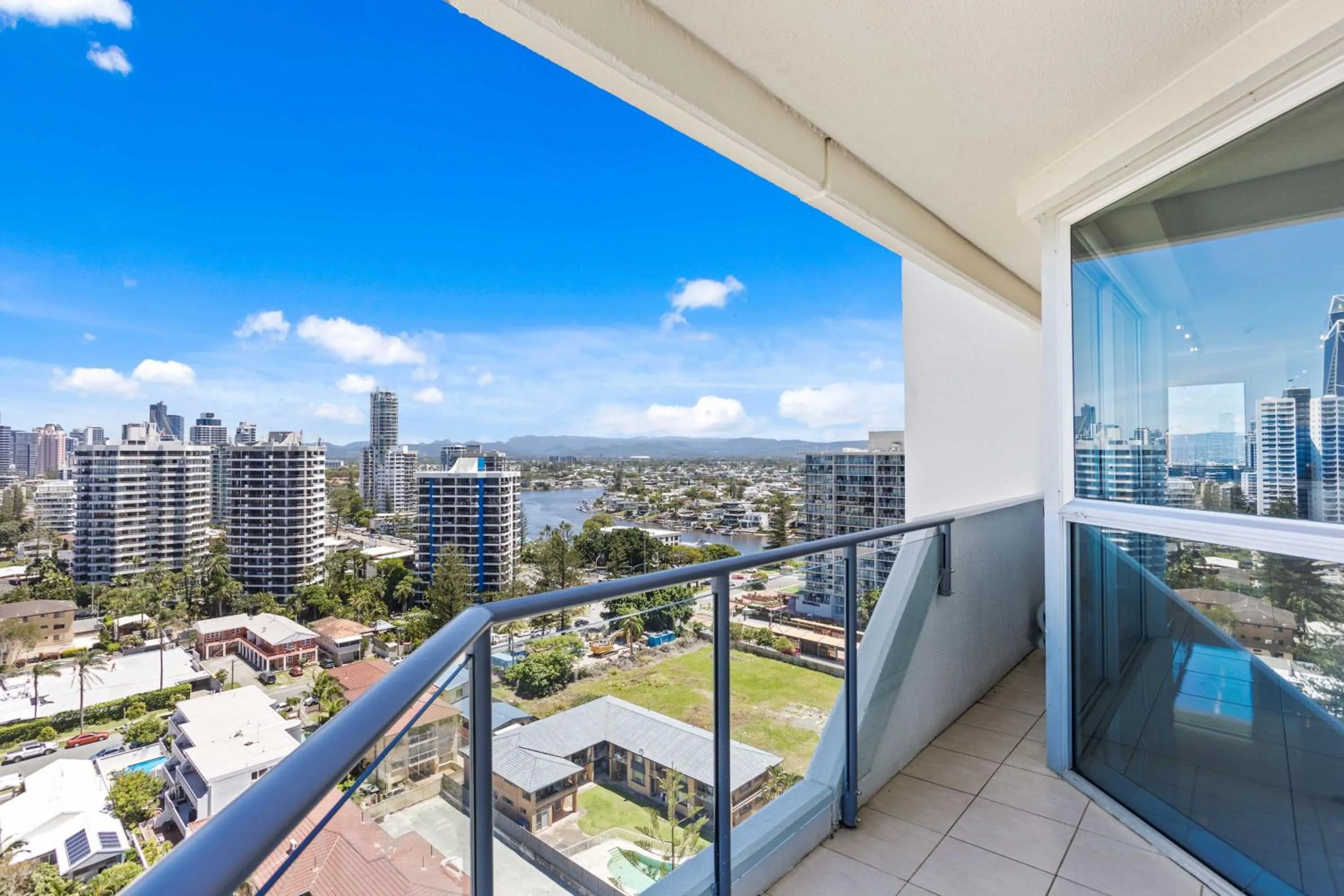 Day in Baronnet Apartments