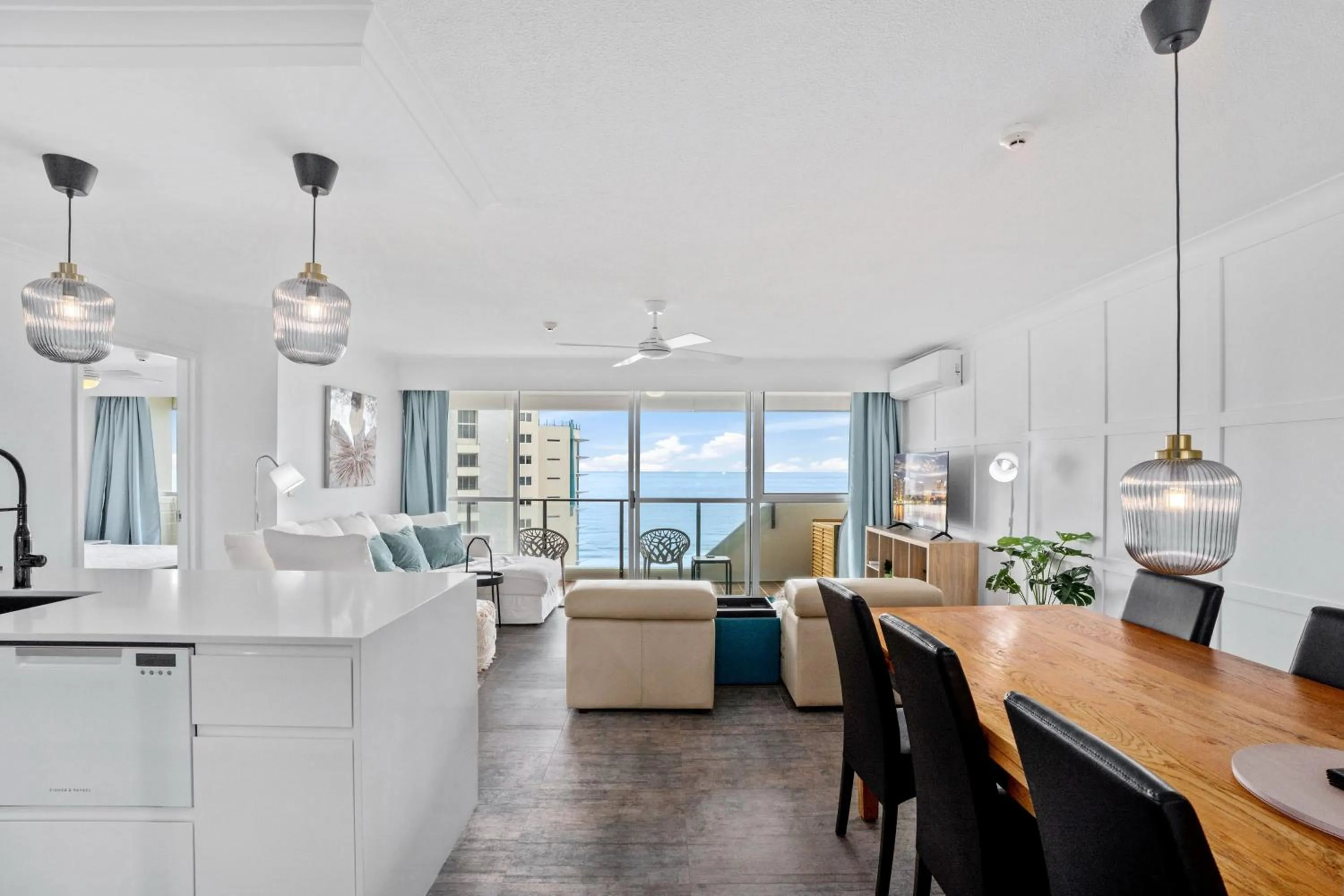 Kitchen or kitchenette in Baronnet Apartments