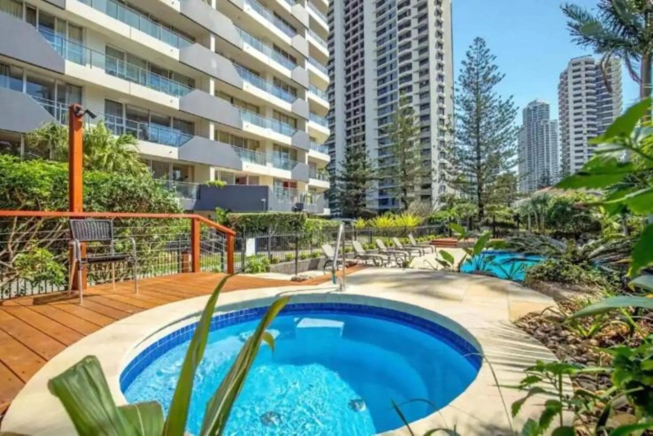 Hot Tub in Baronnet Apartments