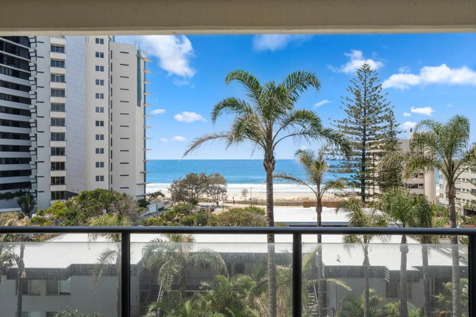 Day in Baronnet Apartments