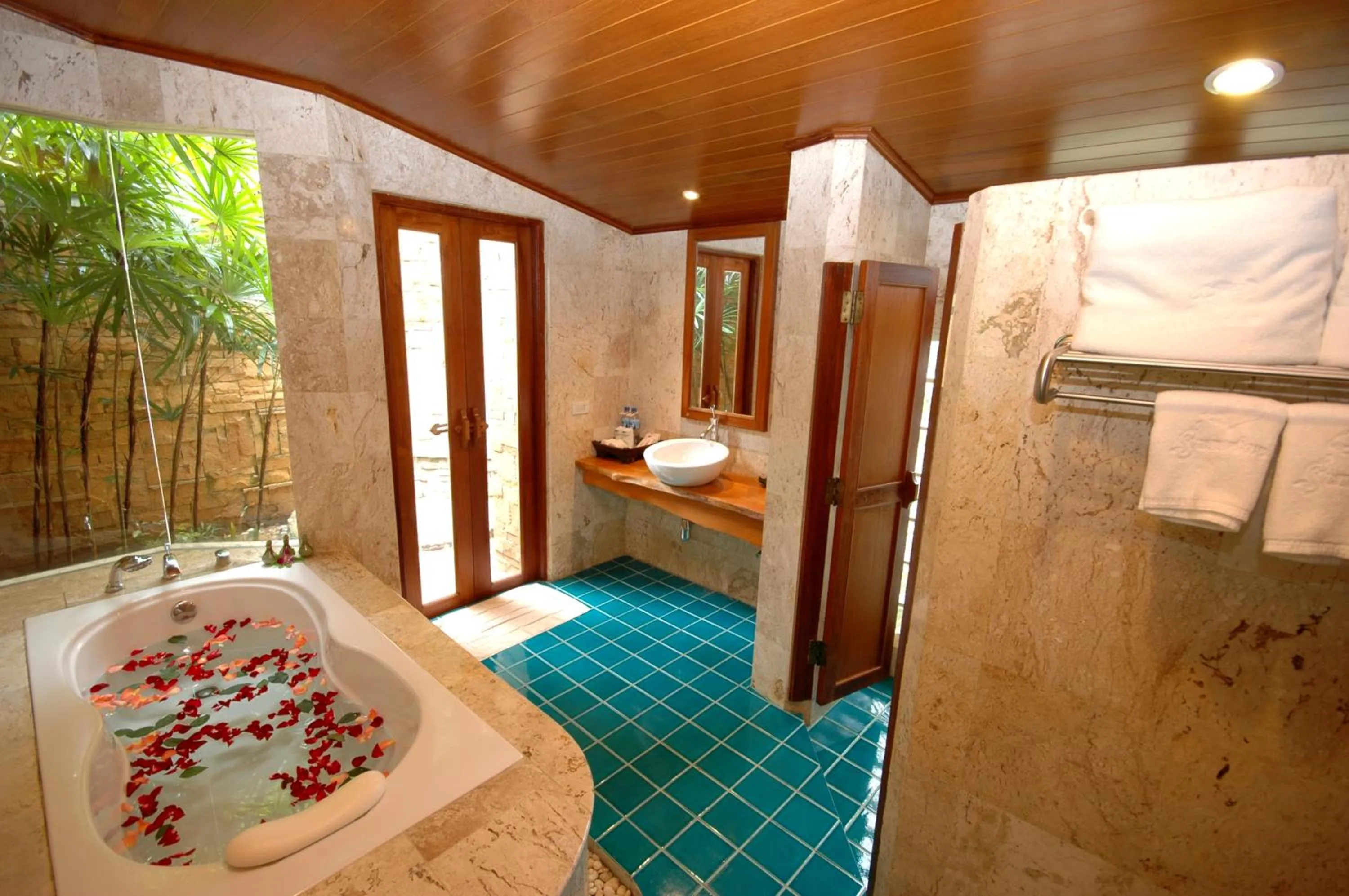 Bath in Sand Sea Resort Railay Beach