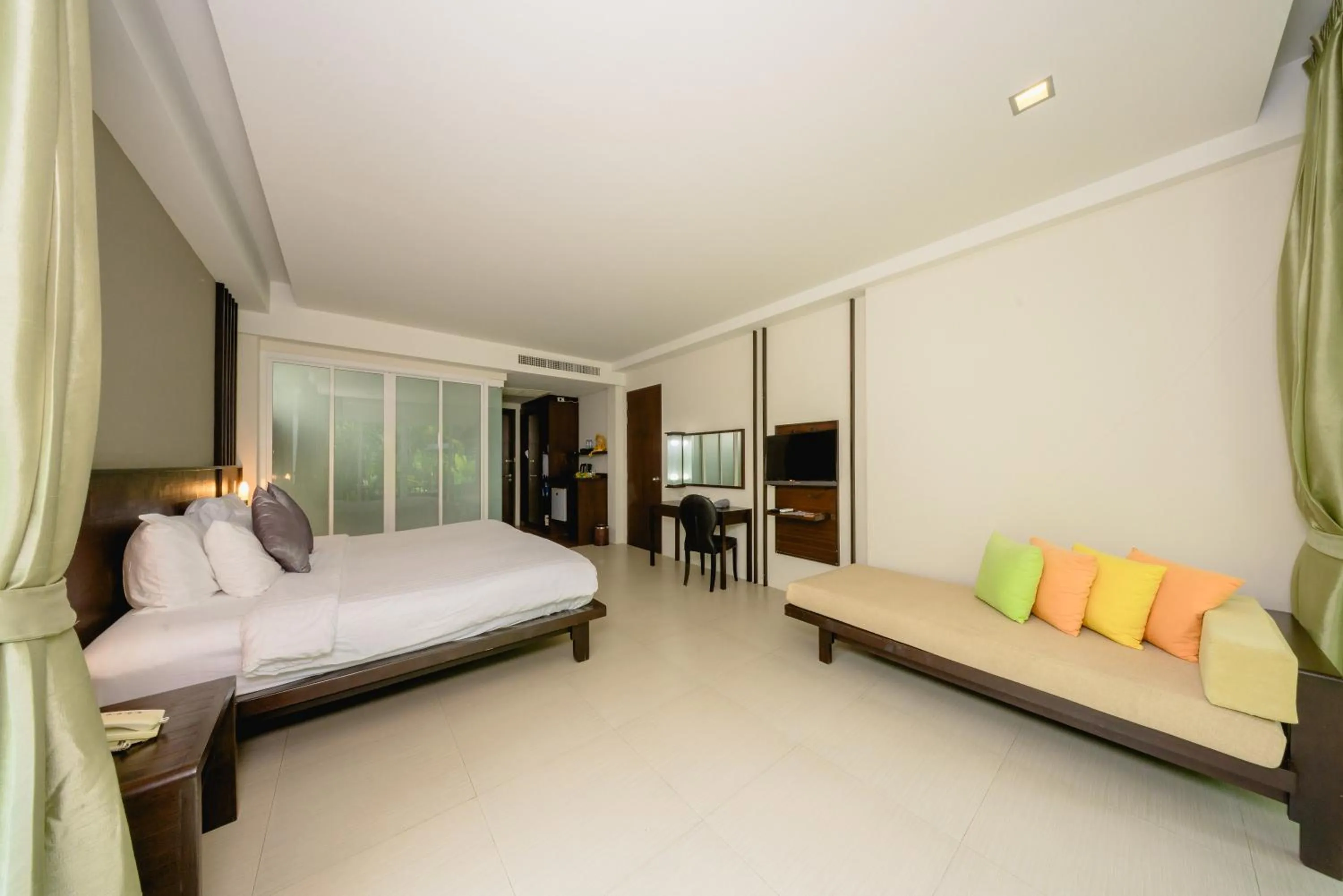 Bed in Sand Sea Resort Railay Beach