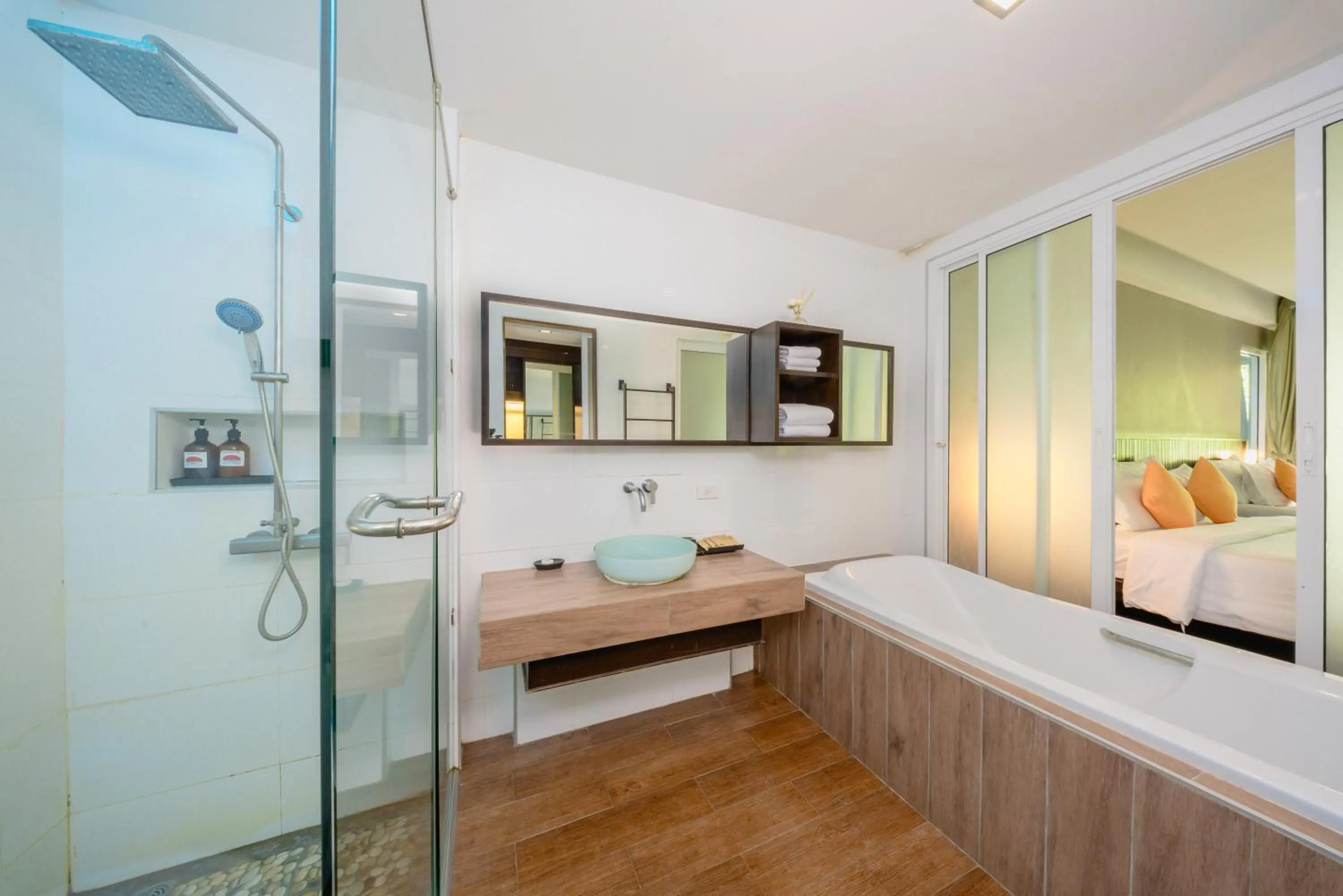 Bath, Bed in Sand Sea Resort Railay Beach