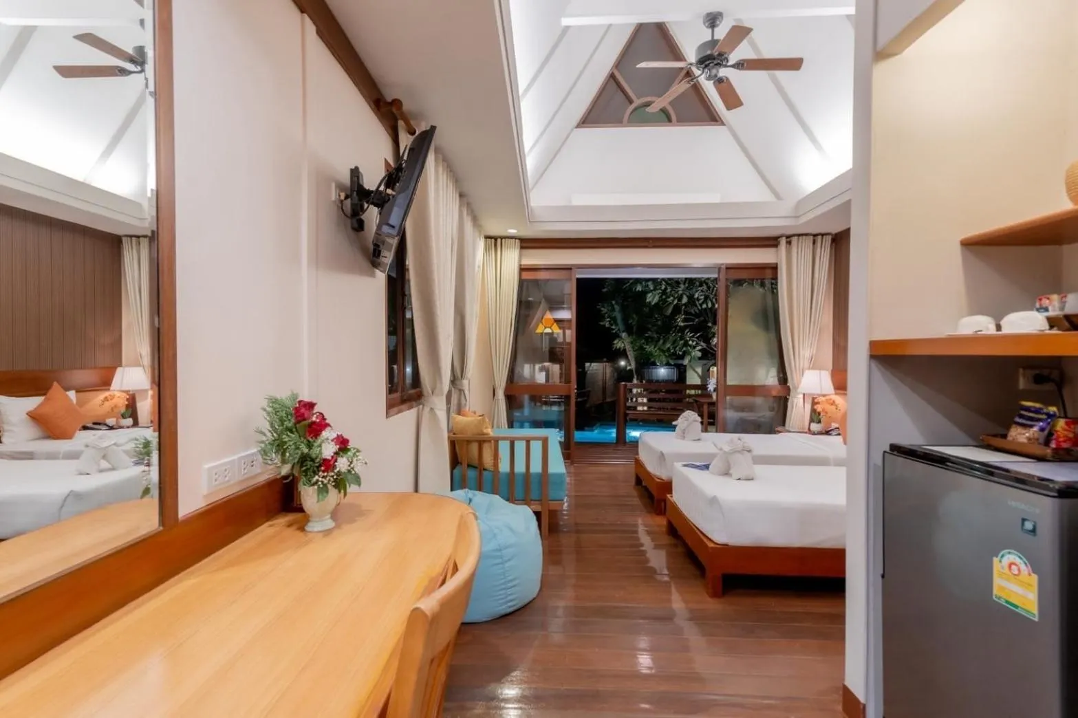 Photo of the whole room, Bed in Baan Duangkaew Resort