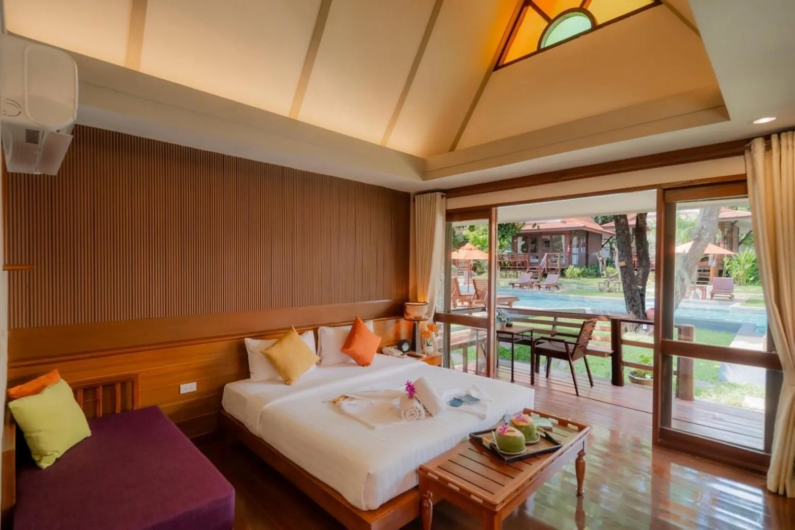 Balcony/Terrace, Bed in Baan Duangkaew Resort