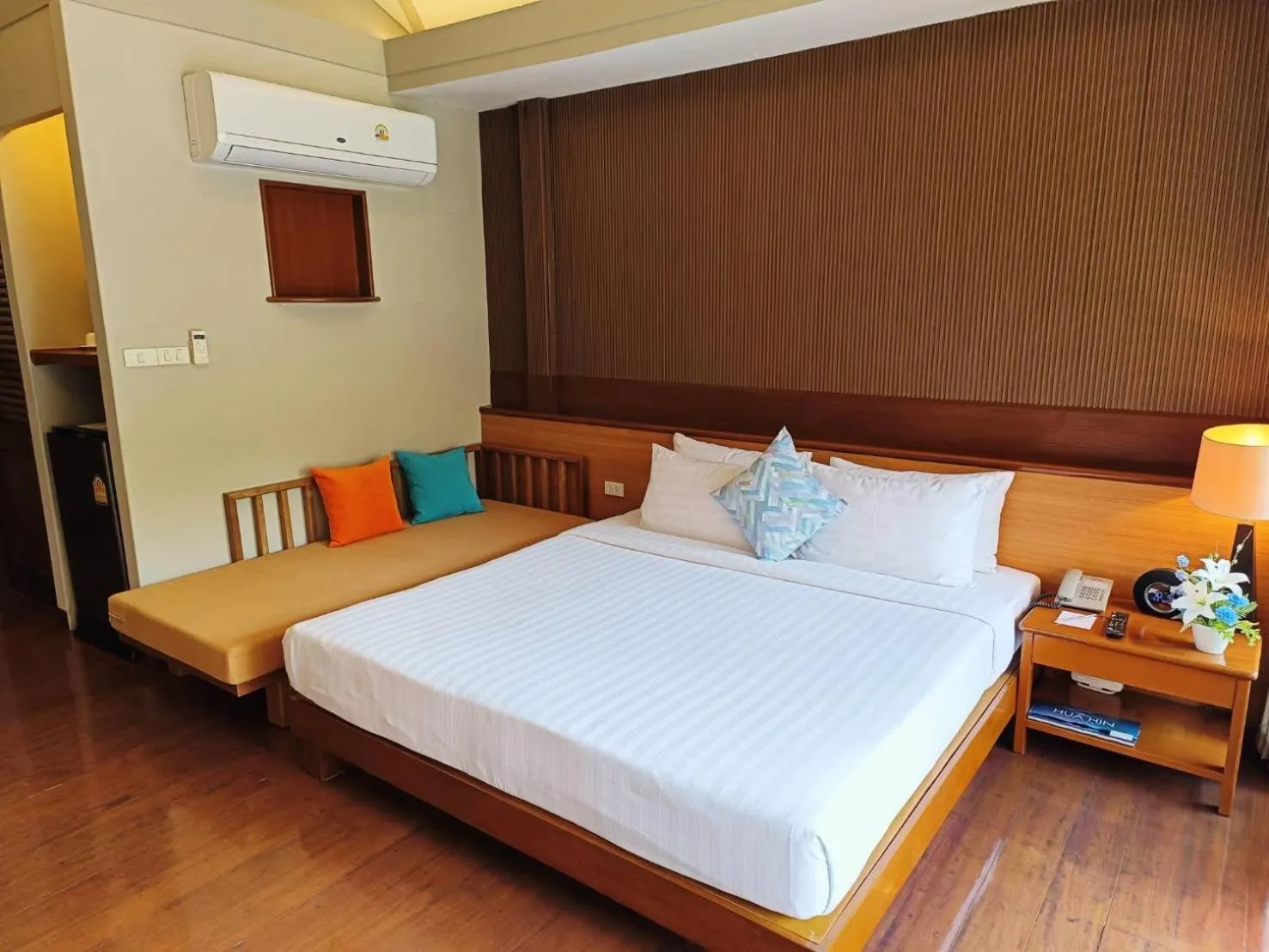 Photo of the whole room, Bed in Baan Duangkaew Resort