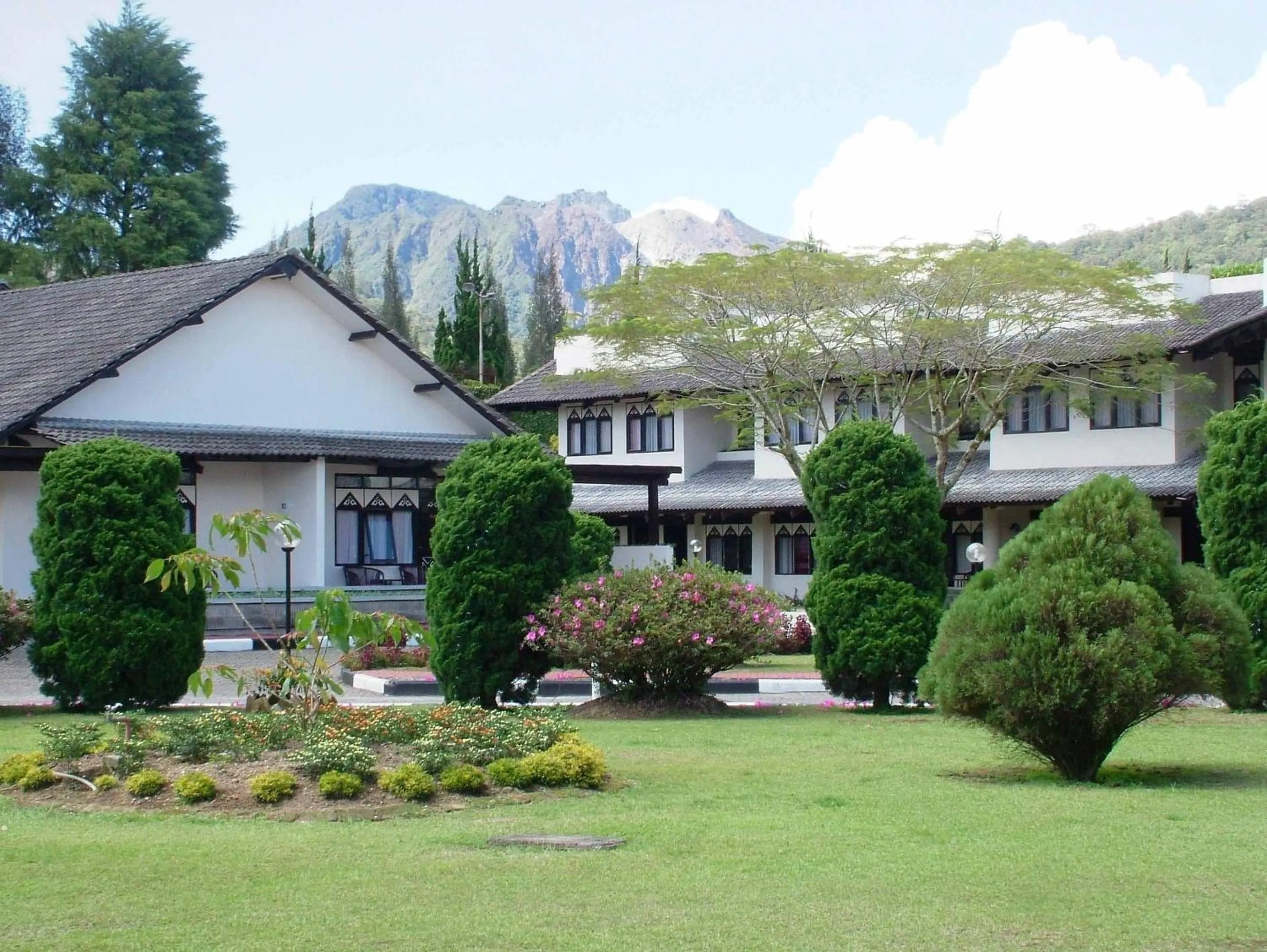 Facade/entrance in Hotel Sibayak Internasional
