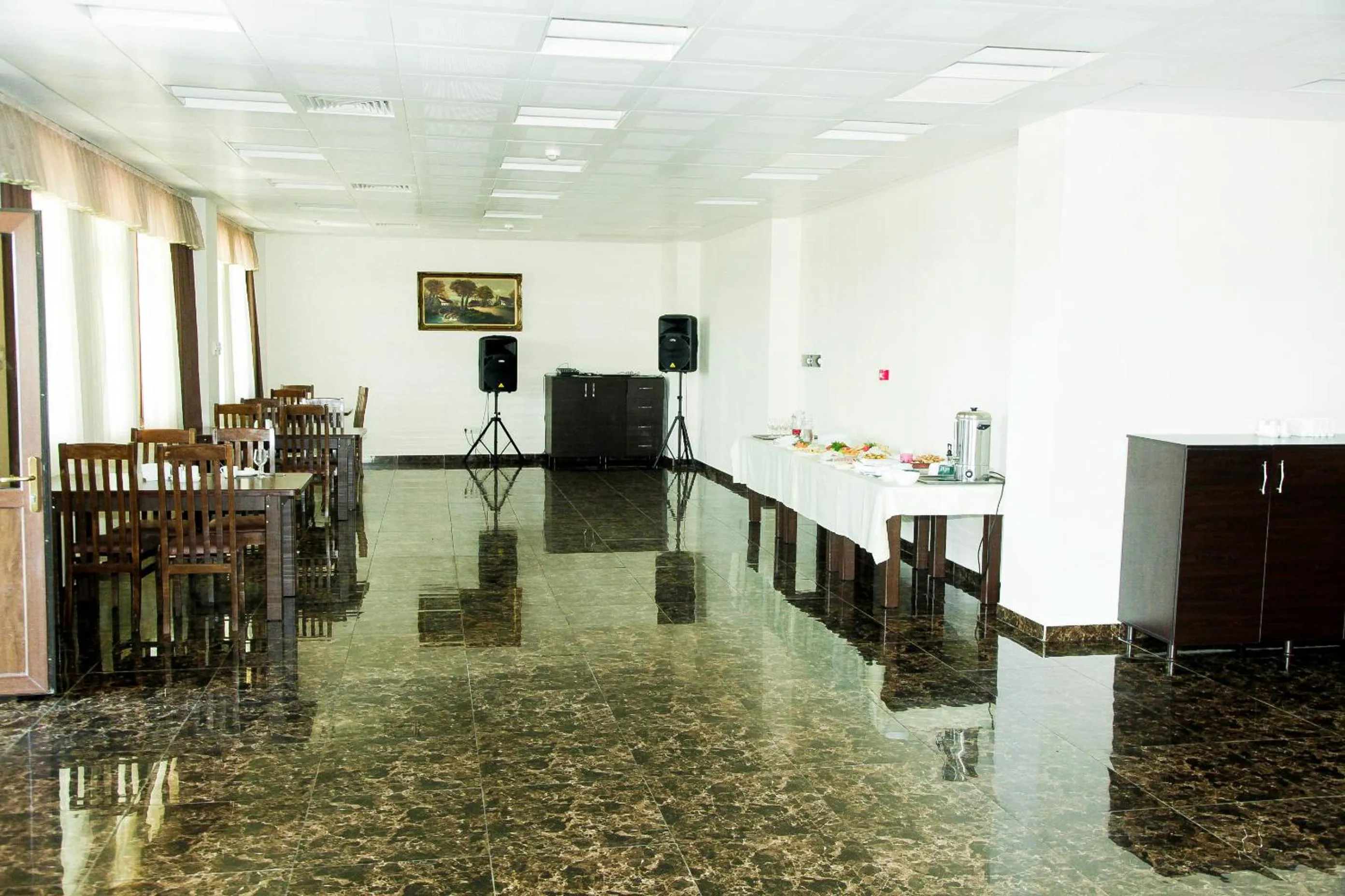 Restaurant/places to eat in Hotel Grand