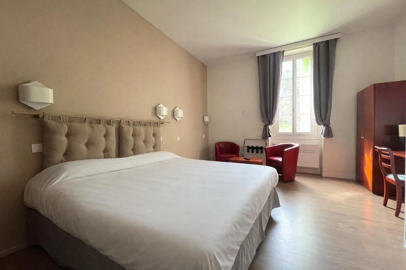 Bed in Logis Hotel restaurant des Thermes