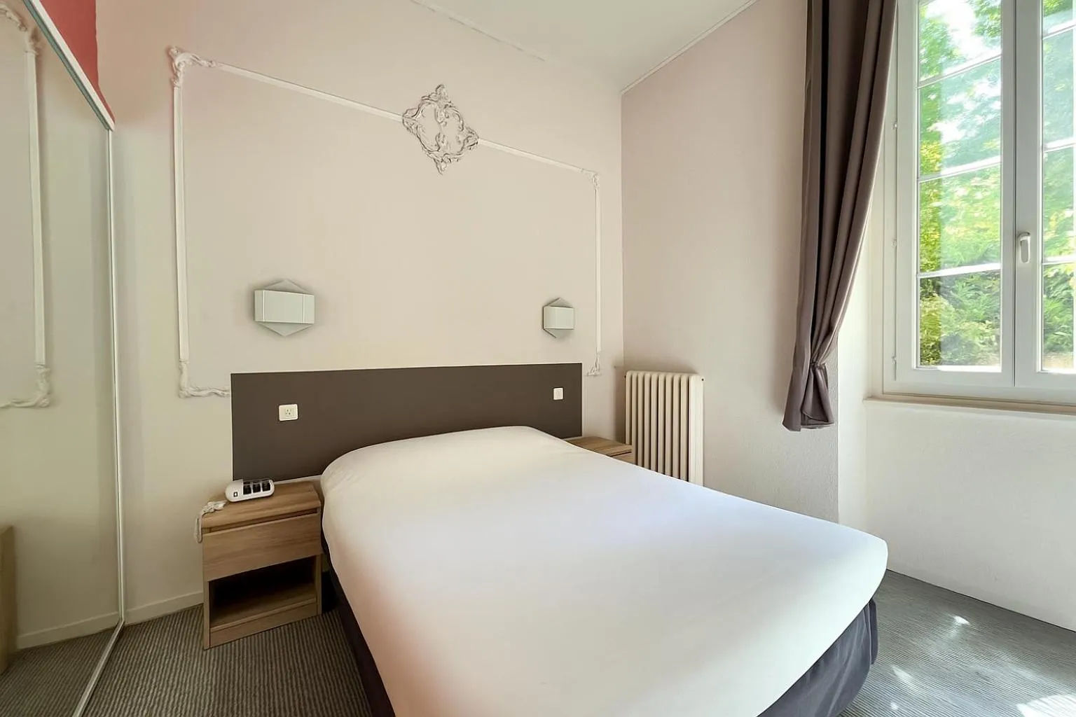 Bed in Logis Hotel restaurant des Thermes